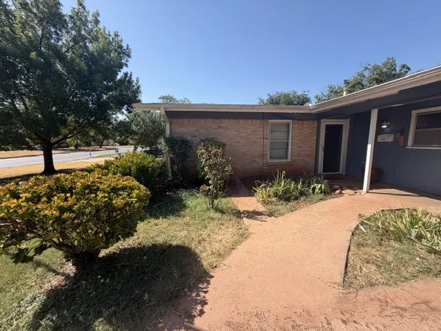Single Family Residence For Sale in Taylor County , 1414 N Willis Street, Abilene, Texas 79603, 3 Bedroom, 2 Bathroom, 2 Garage spaces, 1,580 Sqft, built in 1957, mls#21376125, Real Estate Agent in Abilene, Homes For Sale in Taylor county, Homes For Sale in Abilene, Realtor in Abilene Texas, Real Estate Brokerage Independent Realty Texas, Luminita Cordes Realtor