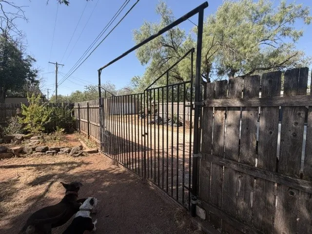 Single Family Residence For Sale in Taylor County , 1414 N Willis Street, Abilene, Texas 79603, 3 Bedroom, 2 Bathroom, 2 Garage spaces, 1,580 Sqft, built in 1957, mls#21376125, Real Estate Agent in Abilene, Homes For Sale in Taylor county, Homes For Sale in Abilene, Realtor in Abilene Texas, Real Estate Brokerage Independent Realty Texas, Luminita Cordes Realtor