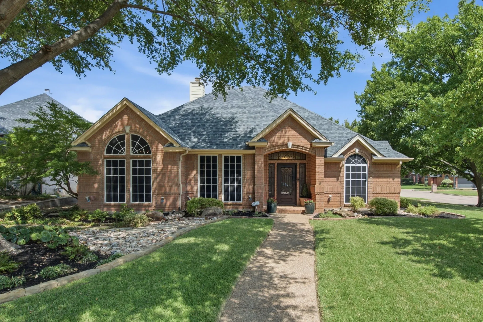 Single Family Residence For Sale in Tarrant County , 1613 Green Tree Drive, Hurst, Texas 76054, 4 Bedroom, 2 Bathroom, 2 Garage spaces, 2,194 Sqft, built in 1994, mls#21367911, Real Estate Agent in Hurst, Homes For Sale in Tarrant county, Homes For Sale in Hurst, Realtor in Hurst Texas, Real Estate Brokerage Independent Realty Texas, Luminita Cordes Realtor