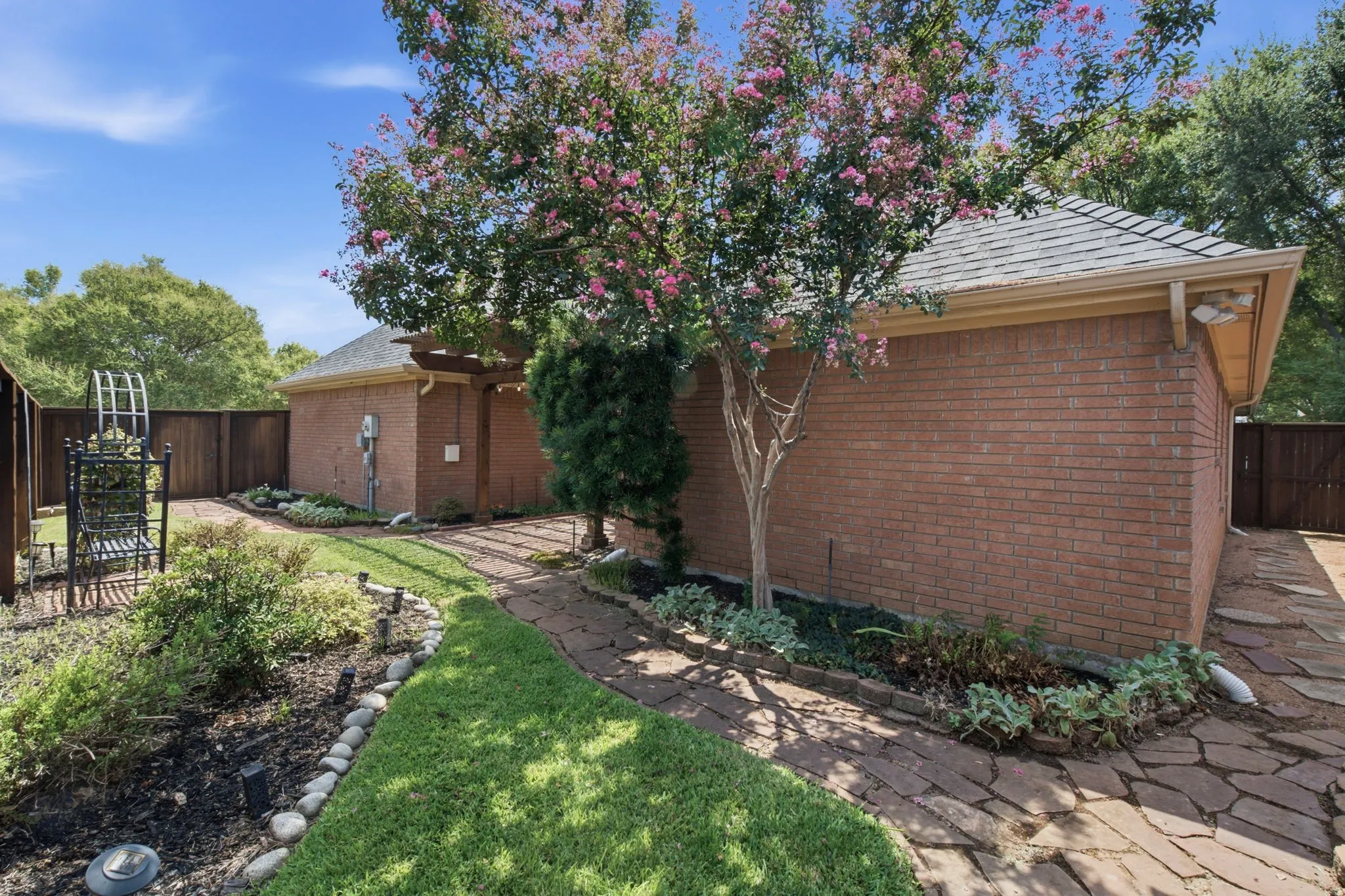 Single Family Residence For Sale in Tarrant County , 1613 Green Tree Drive, Hurst, Texas 76054, 4 Bedroom, 2 Bathroom, 2 Garage spaces, 2,194 Sqft, built in 1994, mls#21367911, Real Estate Agent in Hurst, Homes For Sale in Tarrant county, Homes For Sale in Hurst, Realtor in Hurst Texas, Real Estate Brokerage Independent Realty Texas, Luminita Cordes Realtor