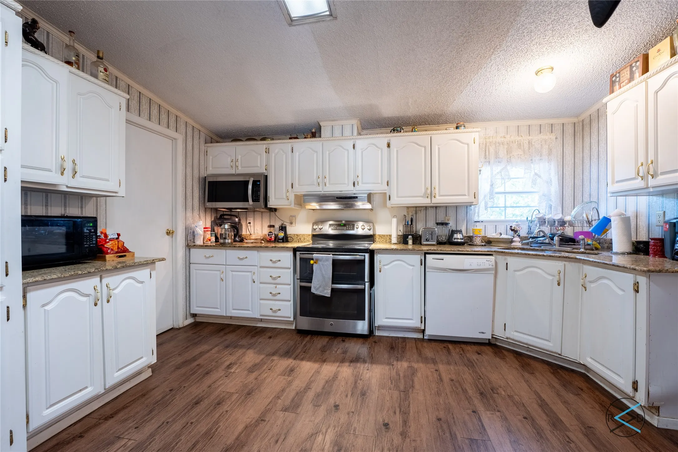 Mobile Home For Sale in Henderson County , 6060 Pinnacle Club Drive, Mabank, Texas 75156, 3 Bedroom, 2 Bathroom, Garage spaces, 1,792 Sqft, built in 2000, mls#21375966, Real Estate Agent in Mabank, Homes For Sale in Henderson county, Homes For Sale in Mabank, Realtor in Mabank Texas, Real Estate Brokerage Independent Realty Texas, Luminita Cordes Realtor