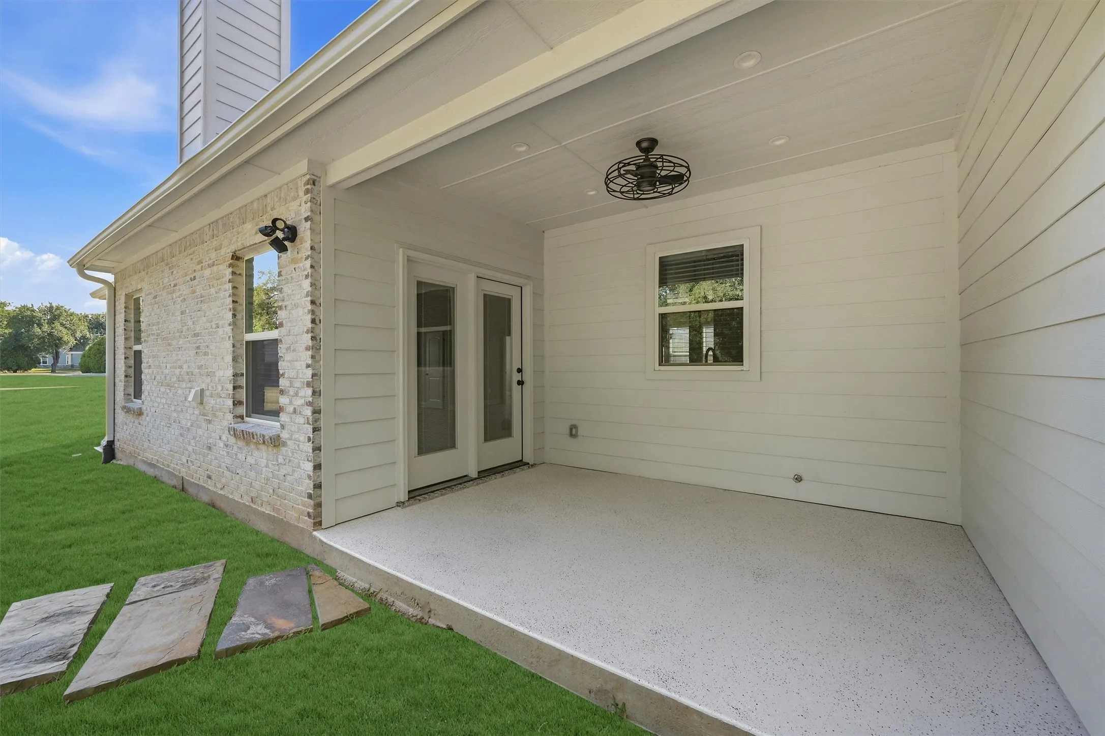  Covered Back Patio Area for family and friends to enjoy cook outs!