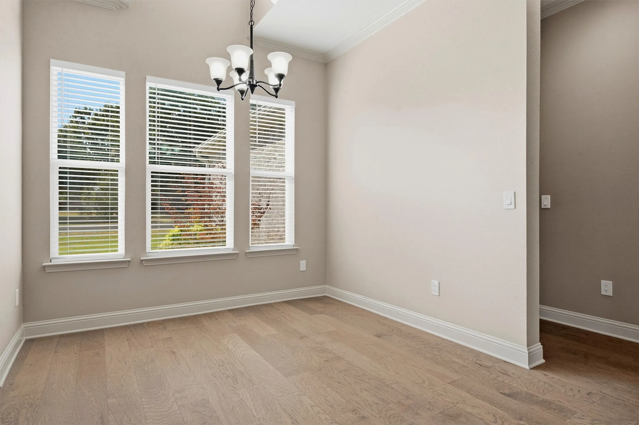  Could be office area or dining