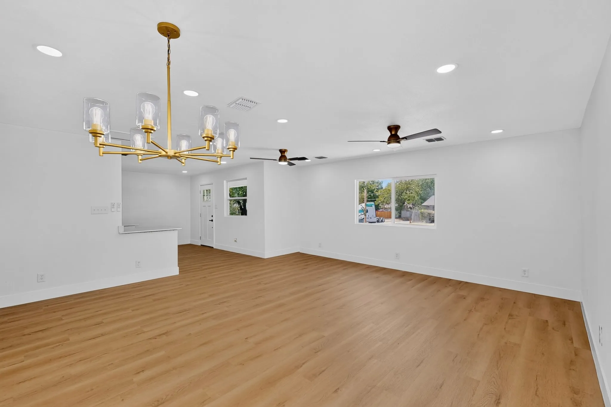 Single Family Residence For Sale in Tarrant County , 4841 Eastover Avenue, Fort Worth, Texas 76119, 4 Bedroom, 2 Bathroom, Garage spaces, 1,475 Sqft, built in 1969, mls#21370648, Real Estate Agent in Fort Worth, Homes For Sale in Tarrant county, Homes For Sale in Fort Worth, Realtor in Fort Worth Texas, Real Estate Brokerage Independent Realty Texas, Luminita Cordes Realtor