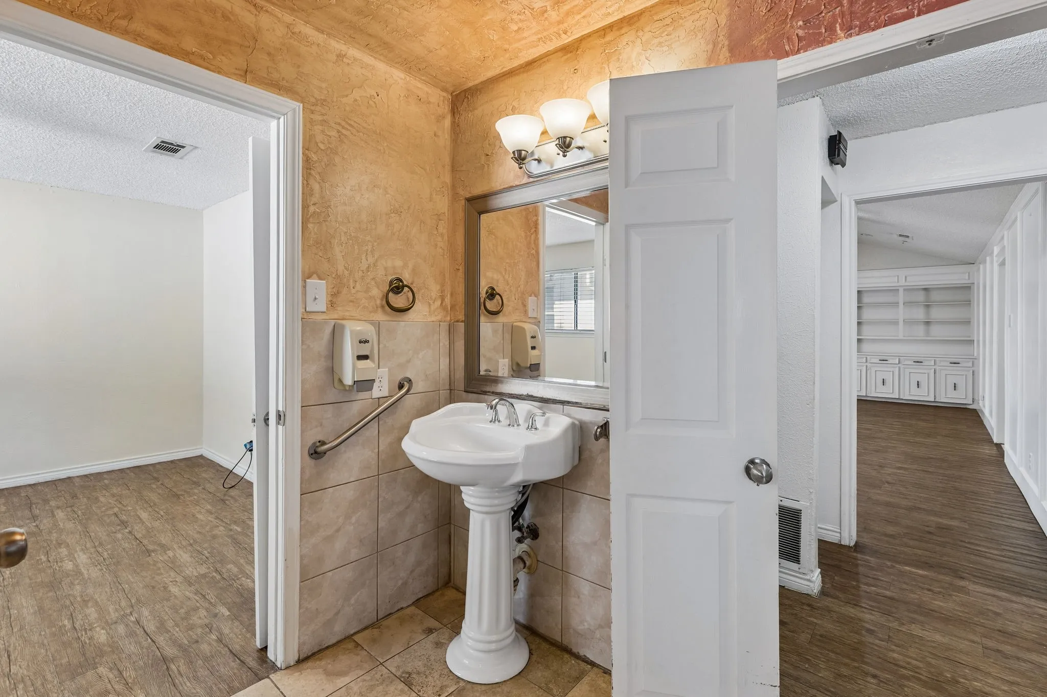 Single Family Residence For Sale in Collin County , 2206 Blue Cypress Drive, Richardson, Texas 75082, 6 Bedroom, 3 Bathroom, 2 Garage spaces, 2,748 Sqft, built in 1982, mls#21376167, Real Estate Agent in Richardson, Homes For Sale in Collin county, Homes For Sale in Richardson, Realtor in Richardson Texas, Real Estate Brokerage Independent Realty Texas, Luminita Cordes Realtor