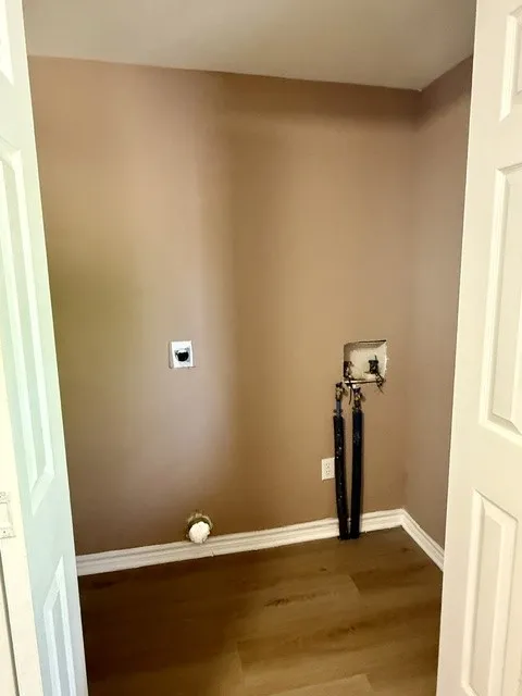 Wood-finish flooring with neutral wall tones
