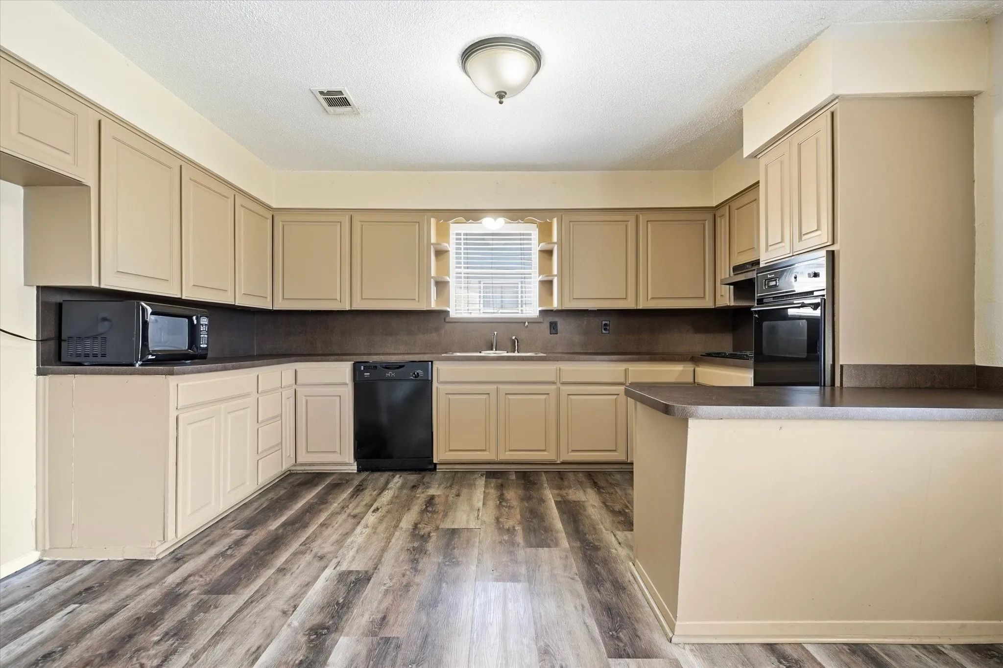 Single Family Residence For Sale in Tarrant County , 503 Harriett Street, Arlington, Texas 76010, 3 Bedroom, 2 Bathroom, 2 Garage spaces, 1,520 Sqft, built in 1959, mls#21376150, Real Estate Agent in Arlington, Homes For Sale in Tarrant county, Homes For Sale in Arlington, Realtor in Arlington Texas, Real Estate Brokerage Independent Realty Texas, Luminita Cordes Realtor