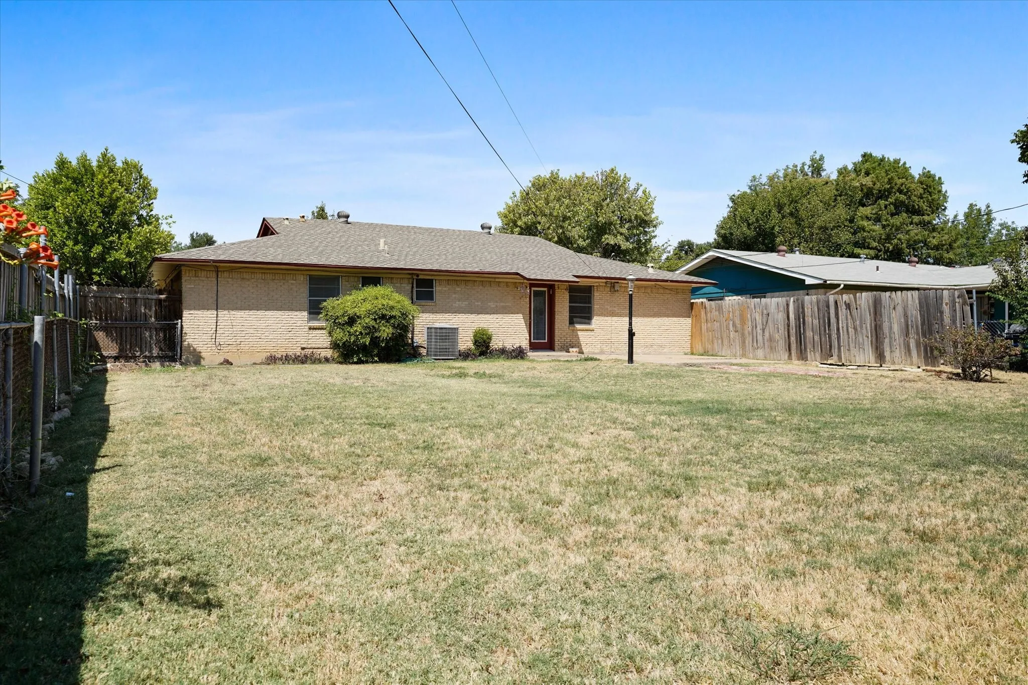 Single Family Residence For Sale in Tarrant County , 503 Harriett Street, Arlington, Texas 76010, 3 Bedroom, 2 Bathroom, 2 Garage spaces, 1,520 Sqft, built in 1959, mls#21376150, Real Estate Agent in Arlington, Homes For Sale in Tarrant county, Homes For Sale in Arlington, Realtor in Arlington Texas, Real Estate Brokerage Independent Realty Texas, Luminita Cordes Realtor