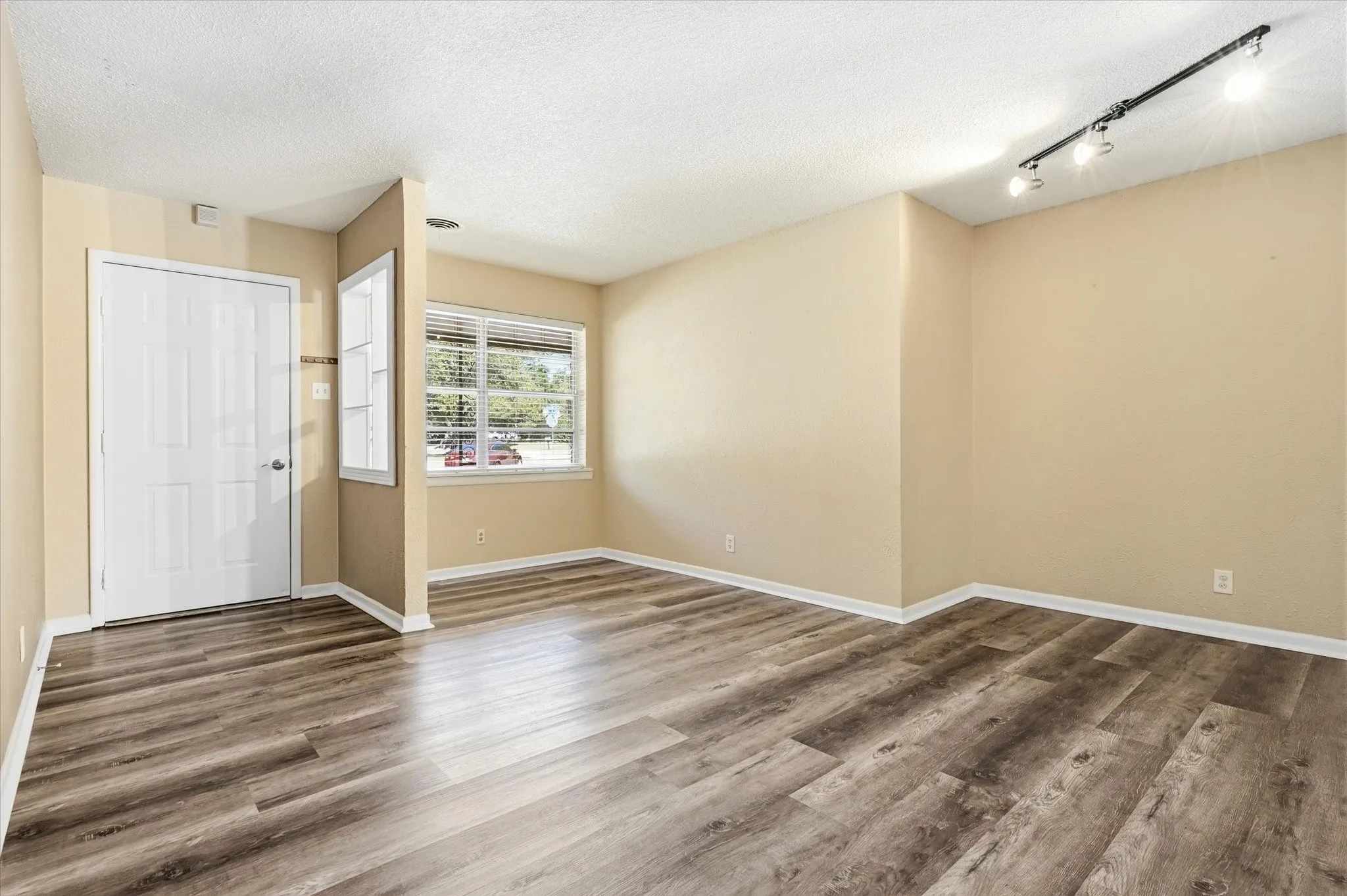 Single Family Residence For Sale in Tarrant County , 503 Harriett Street, Arlington, Texas 76010, 3 Bedroom, 2 Bathroom, 2 Garage spaces, 1,520 Sqft, built in 1959, mls#21376150, Real Estate Agent in Arlington, Homes For Sale in Tarrant county, Homes For Sale in Arlington, Realtor in Arlington Texas, Real Estate Brokerage Independent Realty Texas, Luminita Cordes Realtor