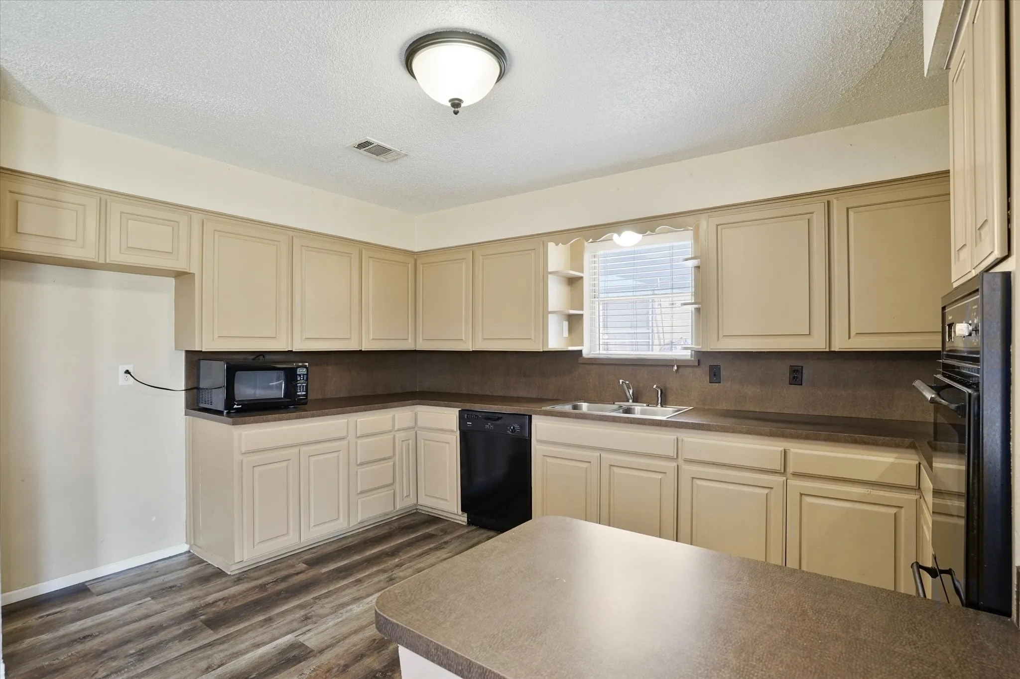 Single Family Residence For Sale in Tarrant County , 503 Harriett Street, Arlington, Texas 76010, 3 Bedroom, 2 Bathroom, 2 Garage spaces, 1,520 Sqft, built in 1959, mls#21376150, Real Estate Agent in Arlington, Homes For Sale in Tarrant county, Homes For Sale in Arlington, Realtor in Arlington Texas, Real Estate Brokerage Independent Realty Texas, Luminita Cordes Realtor
