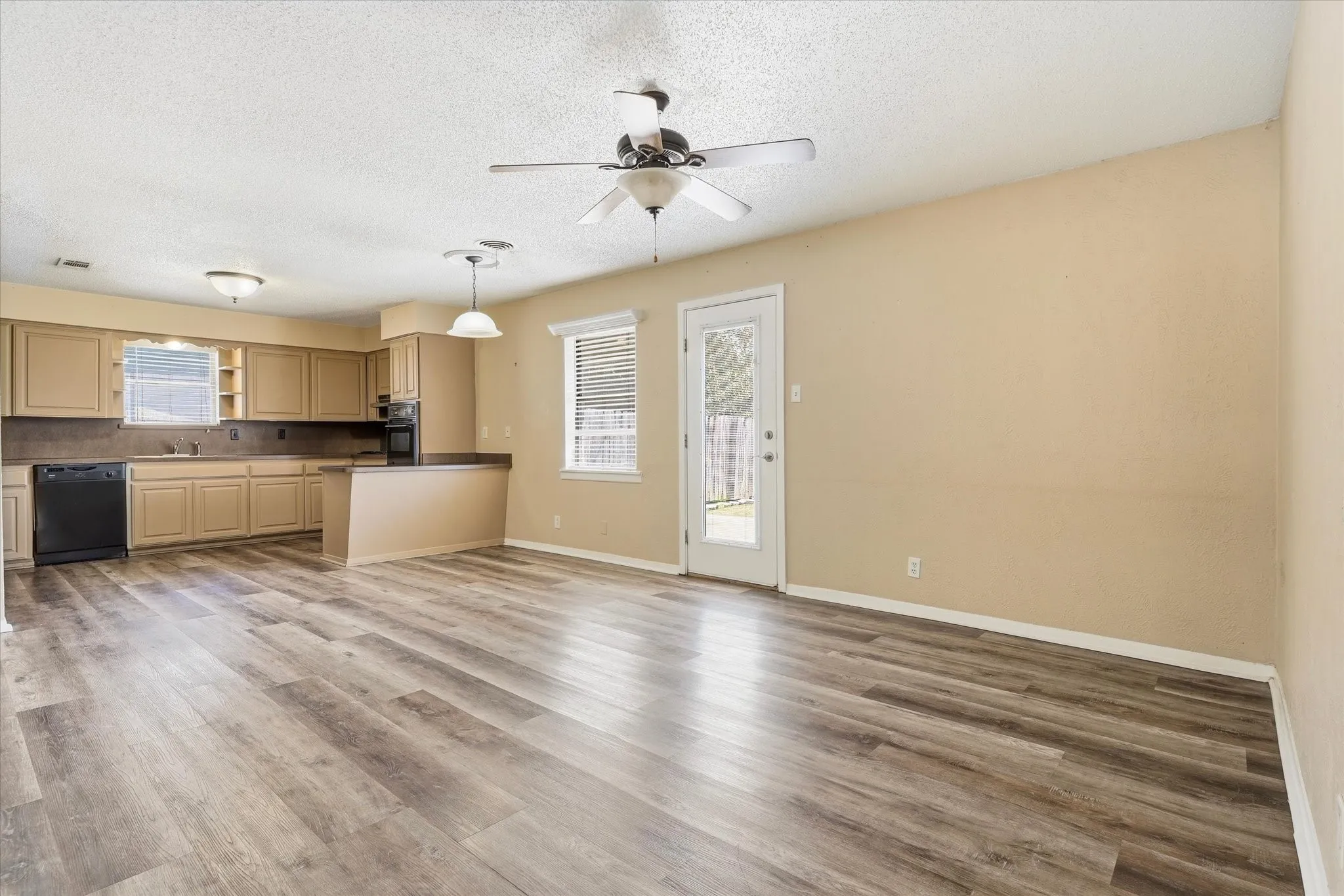 Single Family Residence For Sale in Tarrant County , 503 Harriett Street, Arlington, Texas 76010, 3 Bedroom, 2 Bathroom, 2 Garage spaces, 1,520 Sqft, built in 1959, mls#21376150, Real Estate Agent in Arlington, Homes For Sale in Tarrant county, Homes For Sale in Arlington, Realtor in Arlington Texas, Real Estate Brokerage Independent Realty Texas, Luminita Cordes Realtor