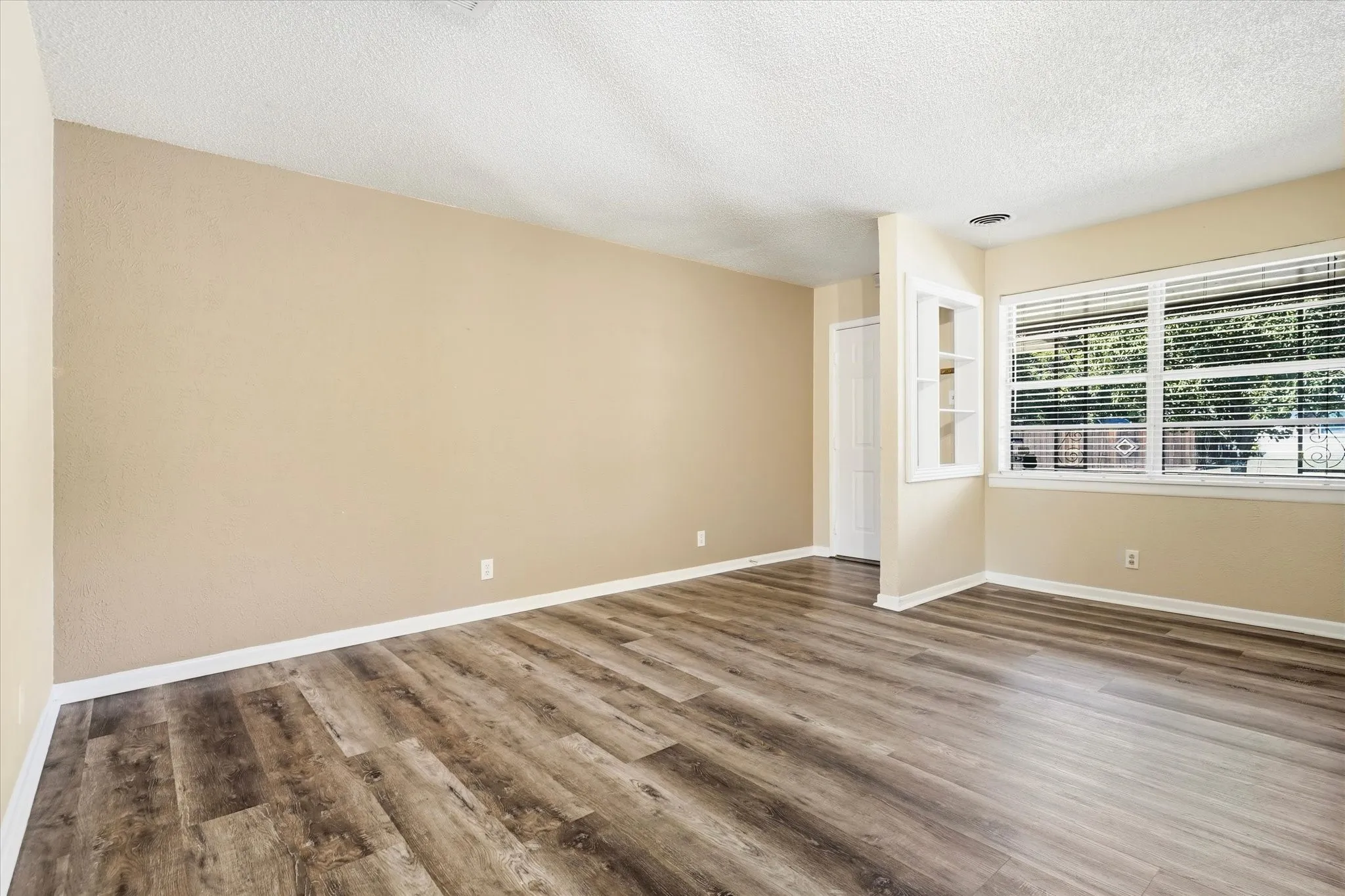 Single Family Residence For Sale in Tarrant County , 503 Harriett Street, Arlington, Texas 76010, 3 Bedroom, 2 Bathroom, 2 Garage spaces, 1,520 Sqft, built in 1959, mls#21376150, Real Estate Agent in Arlington, Homes For Sale in Tarrant county, Homes For Sale in Arlington, Realtor in Arlington Texas, Real Estate Brokerage Independent Realty Texas, Luminita Cordes Realtor