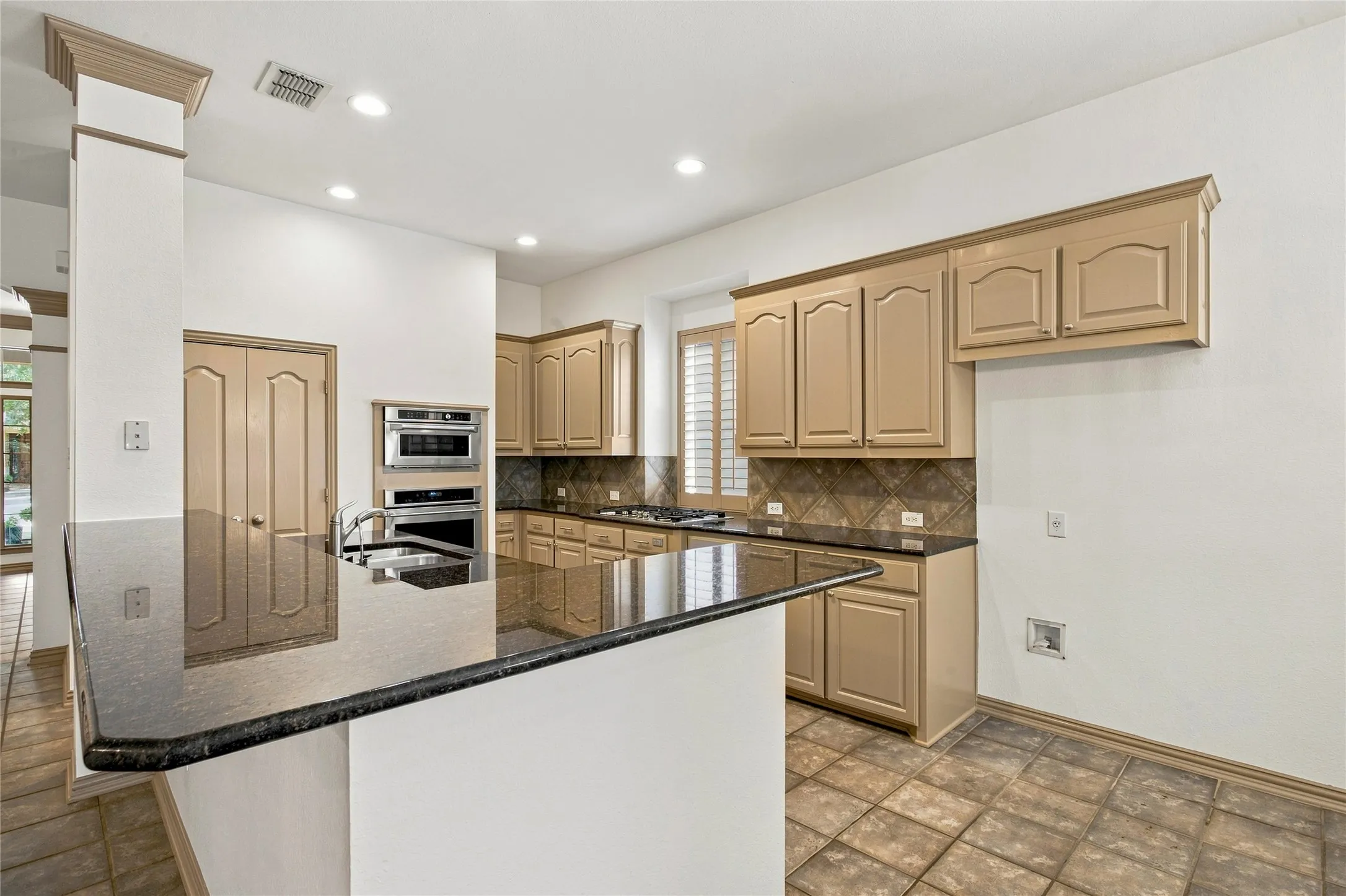 Single Family Residence For Sale in Denton County , 7943 Mc Kamy Drive, Frisco, Texas 75036, 3 Bedroom, 3 Bathroom, 2 Garage spaces, 2,996 Sqft, built in 2005, mls#21373146, Real Estate Agent in Frisco, Homes For Sale in Denton county, Homes For Sale in Frisco, Realtor in Frisco Texas, Real Estate Brokerage Independent Realty Texas, Luminita Cordes Realtor
