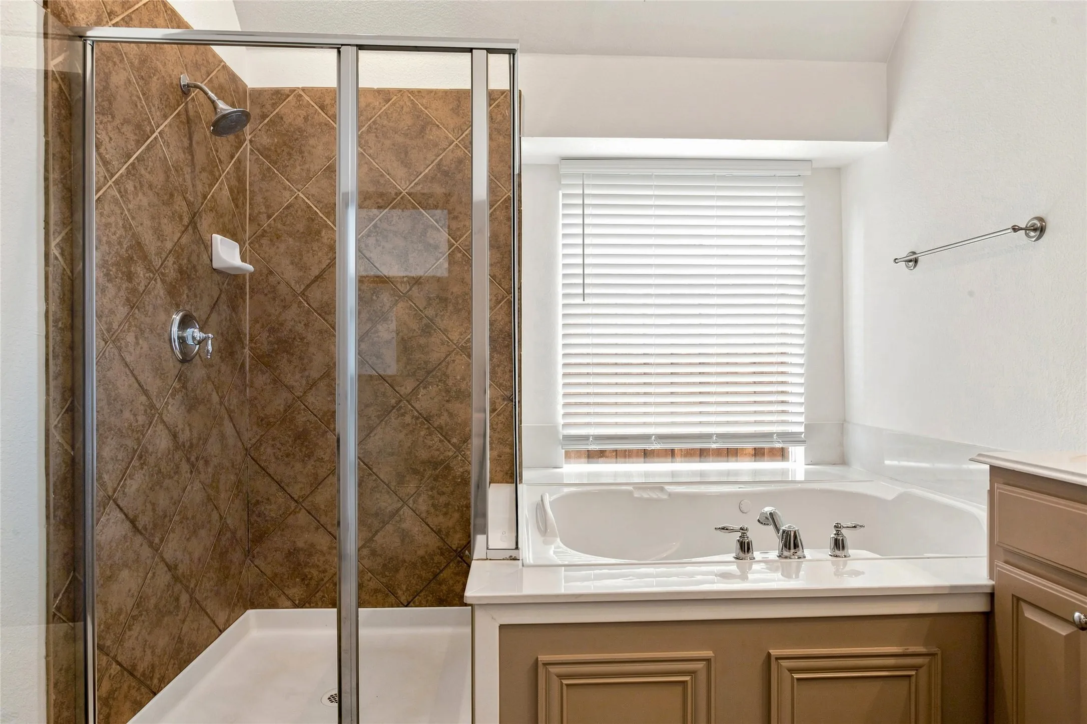 Single Family Residence For Sale in Denton County , 7943 Mc Kamy Drive, Frisco, Texas 75036, 3 Bedroom, 3 Bathroom, 2 Garage spaces, 2,996 Sqft, built in 2005, mls#21373146, Real Estate Agent in Frisco, Homes For Sale in Denton county, Homes For Sale in Frisco, Realtor in Frisco Texas, Real Estate Brokerage Independent Realty Texas, Luminita Cordes Realtor
