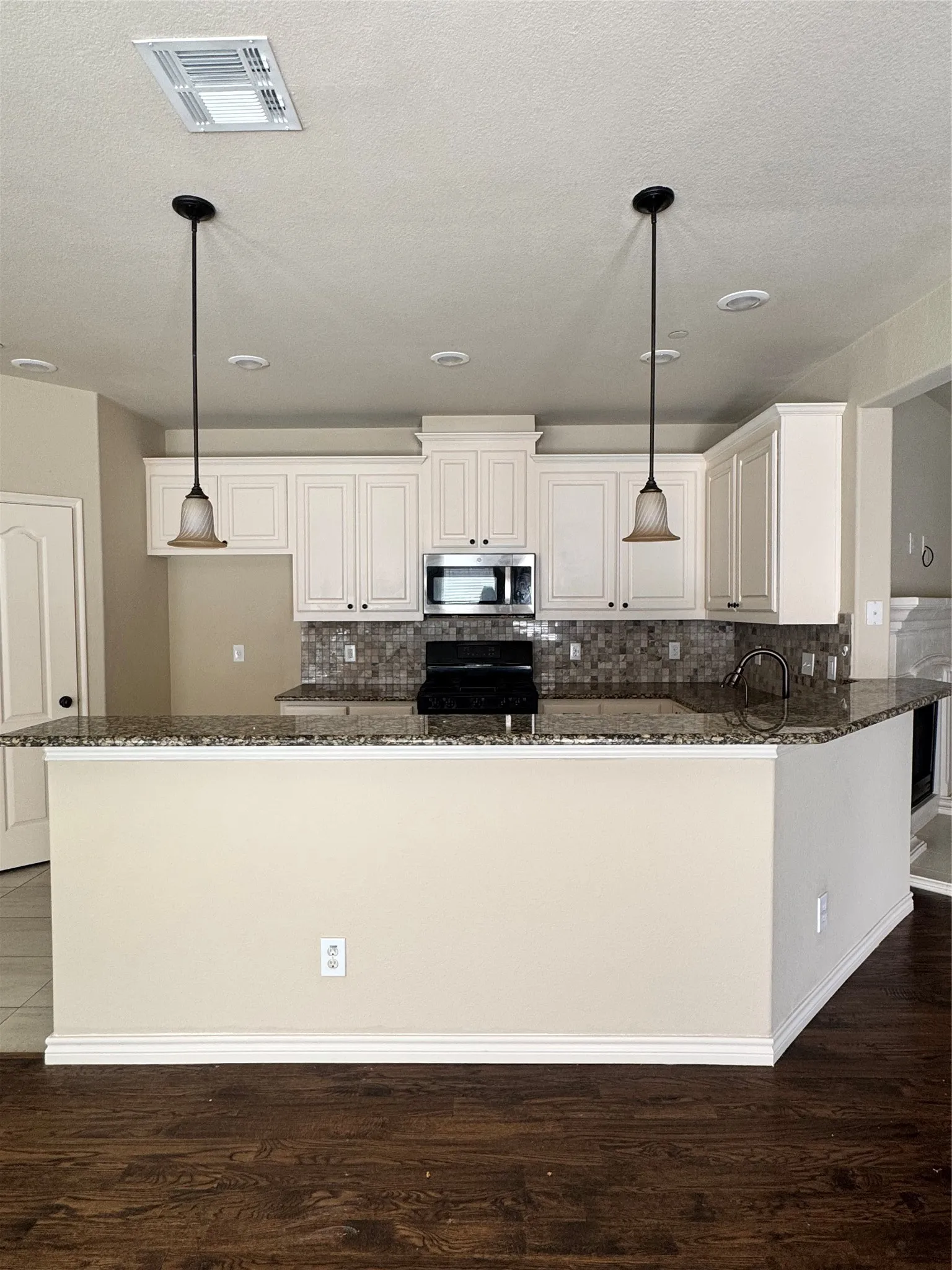 Townhouse For Rent in Denton County , 4249 Indian Run Drive, Carrollton, Texas 75010, 3 Bedroom, 3 Bathroom, 2 Garage spaces, 2,246 Sqft, built in 2012, mls#21376186, Real Estate Agent in Carrollton, Homes For Rent in Denton county, Homes For Rent in Carrollton, Realtor in Carrollton Texas, Real Estate Brokerage Independent Realty Texas, Luminita Cordes Realtor