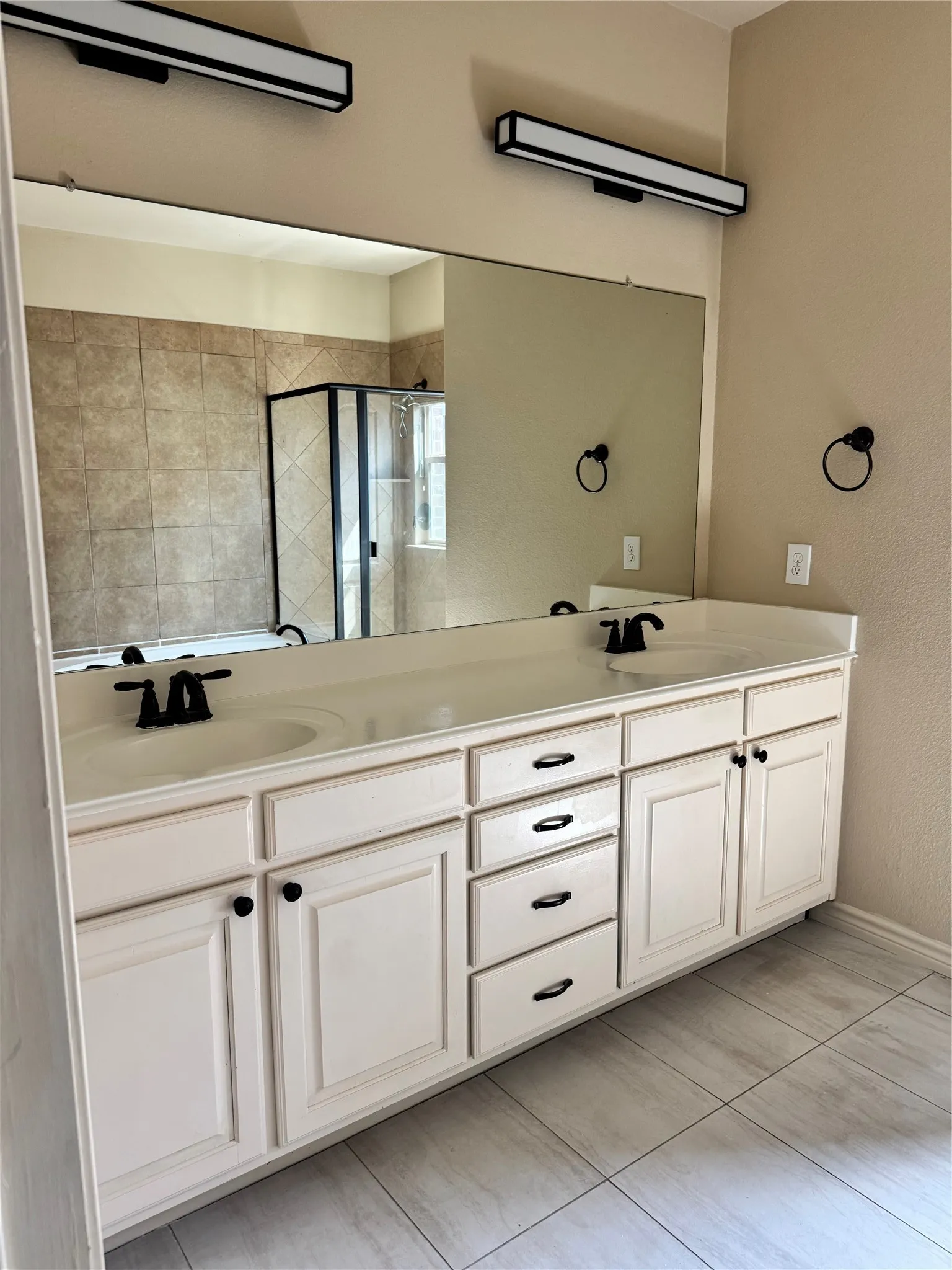 Townhouse For Rent in Denton County , 4249 Indian Run Drive, Carrollton, Texas 75010, 3 Bedroom, 3 Bathroom, 2 Garage spaces, 2,246 Sqft, built in 2012, mls#21376186, Real Estate Agent in Carrollton, Homes For Rent in Denton county, Homes For Rent in Carrollton, Realtor in Carrollton Texas, Real Estate Brokerage Independent Realty Texas, Luminita Cordes Realtor