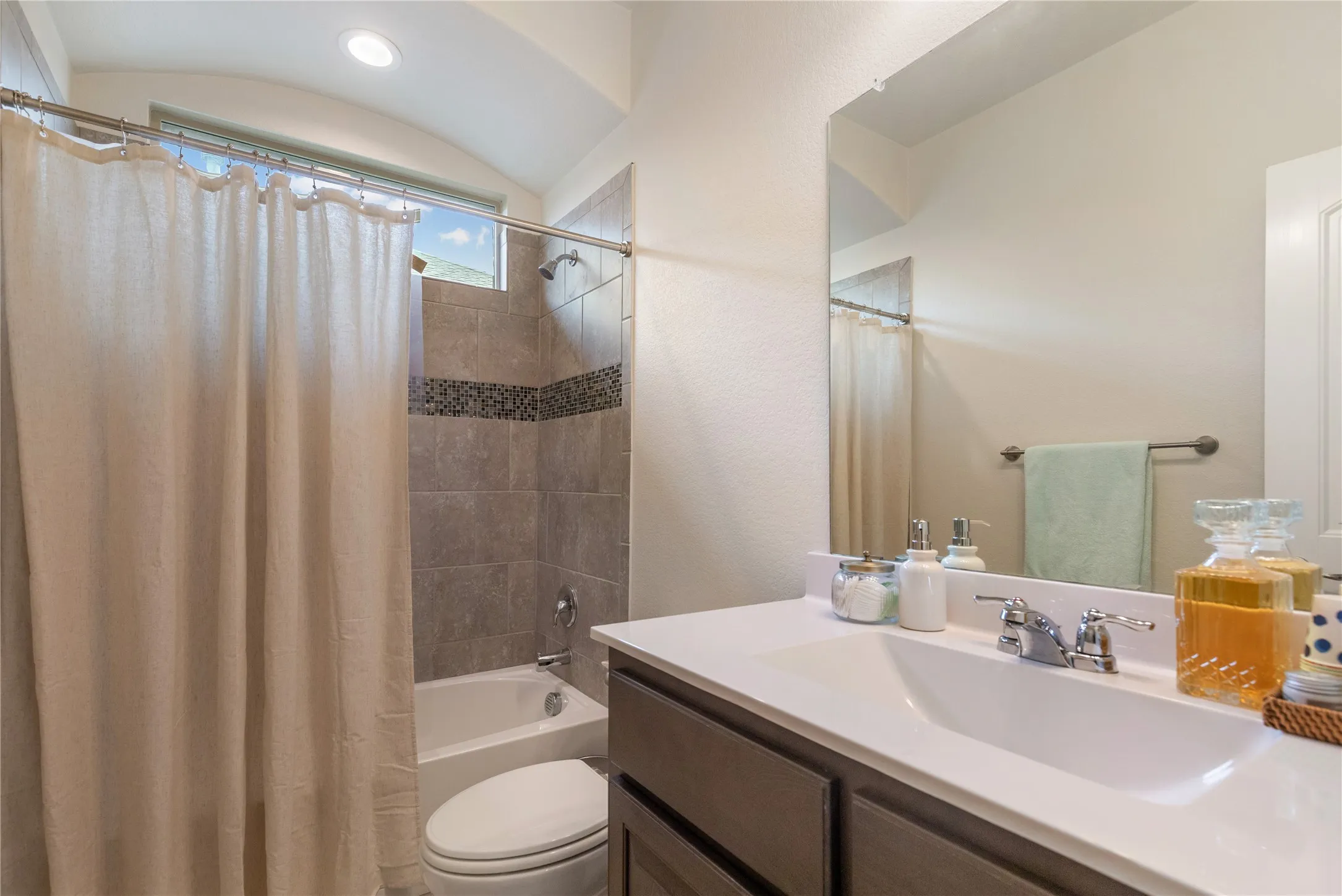 Single Family Residence For Rent in Tarrant County , 1108 Lakin Road, Fort Worth, Texas 76177, 3 Bedroom, 2 Bathroom, 2 Garage spaces, 1,695 Sqft, built in 2018, mls#21374256, Real Estate Agent in Fort Worth, Homes For Rent in Tarrant county, Homes For Rent in Fort Worth, Realtor in Fort Worth Texas, Real Estate Brokerage Independent Realty Texas, Luminita Cordes Realtor