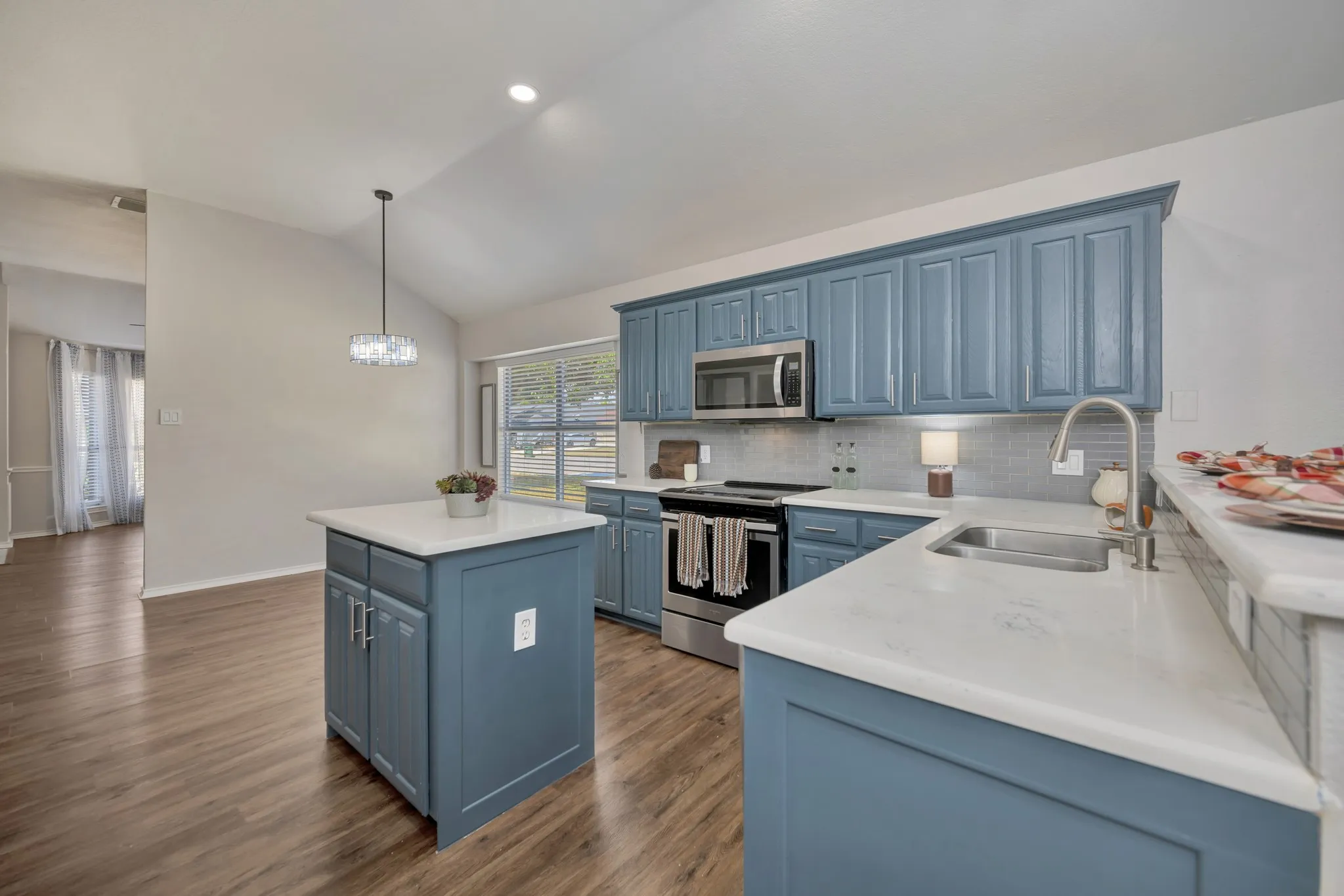 Single Family Residence For Sale in Tarrant County , 4220 Maryanne Place, Haltom City, Texas 76137, 3 Bedroom, 2 Bathroom, 2 Garage spaces, 1,714 Sqft, built in 1993, mls#21372171, Real Estate Agent in Haltom City, Homes For Sale in Tarrant county, Homes For Sale in Haltom City, Realtor in Haltom City Texas, Real Estate Brokerage Independent Realty Texas, Luminita Cordes Realtor