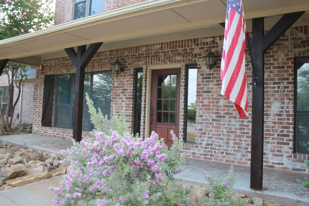 Single Family Residence For Sale in Wise County , 197 E Bay Drive, Bridgeport, Texas 76426, 4 Bedroom, 3 Bathroom, 2 Garage spaces, 2,443 Sqft, built in 2005, mls#21376144, Real Estate Agent in Bridgeport, Homes For Sale in Wise county, Homes For Sale in Bridgeport, Realtor in Bridgeport Texas, Real Estate Brokerage Independent Realty Texas, Luminita Cordes Realtor
