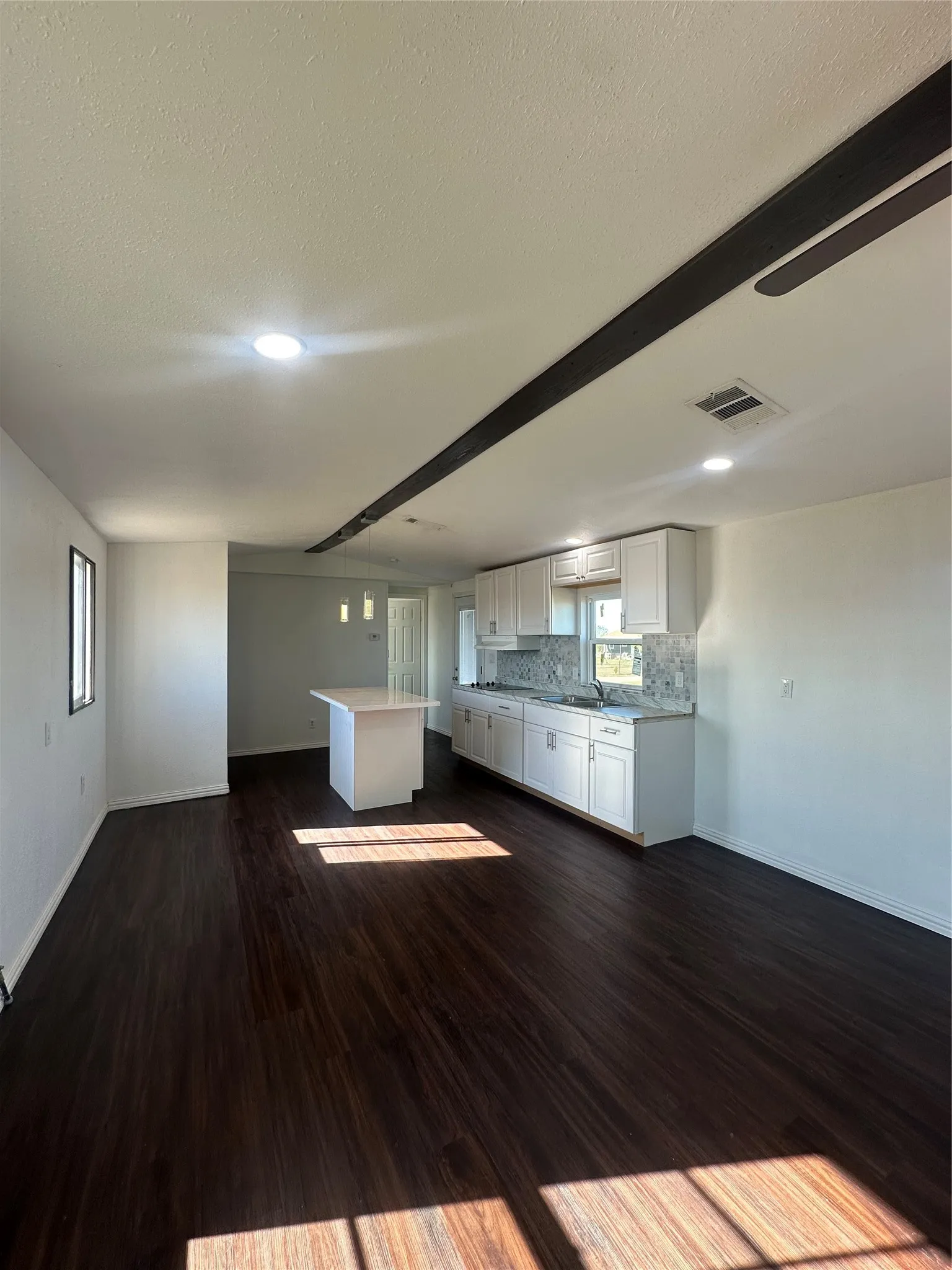 Mobile Home For Sale in Ellis County , 211 Alton Lane, Ennis, Texas 75119, 3 Bedroom, 2 Bathroom, Garage spaces, 1,064 Sqft, built in 1984, mls#21376197, Real Estate Agent in Ennis, Homes For Sale in Ellis county, Homes For Sale in Ennis, Realtor in Ennis Texas, Real Estate Brokerage Independent Realty Texas, Luminita Cordes Realtor
