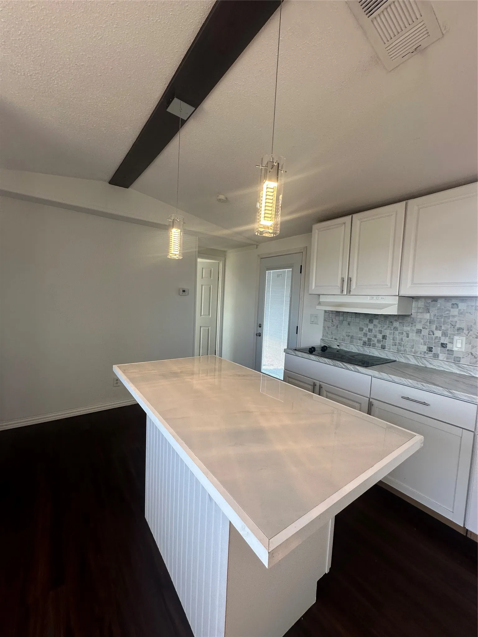 Mobile Home For Sale in Ellis County , 211 Alton Lane, Ennis, Texas 75119, 3 Bedroom, 2 Bathroom, Garage spaces, 1,064 Sqft, built in 1984, mls#21376197, Real Estate Agent in Ennis, Homes For Sale in Ellis county, Homes For Sale in Ennis, Realtor in Ennis Texas, Real Estate Brokerage Independent Realty Texas, Luminita Cordes Realtor