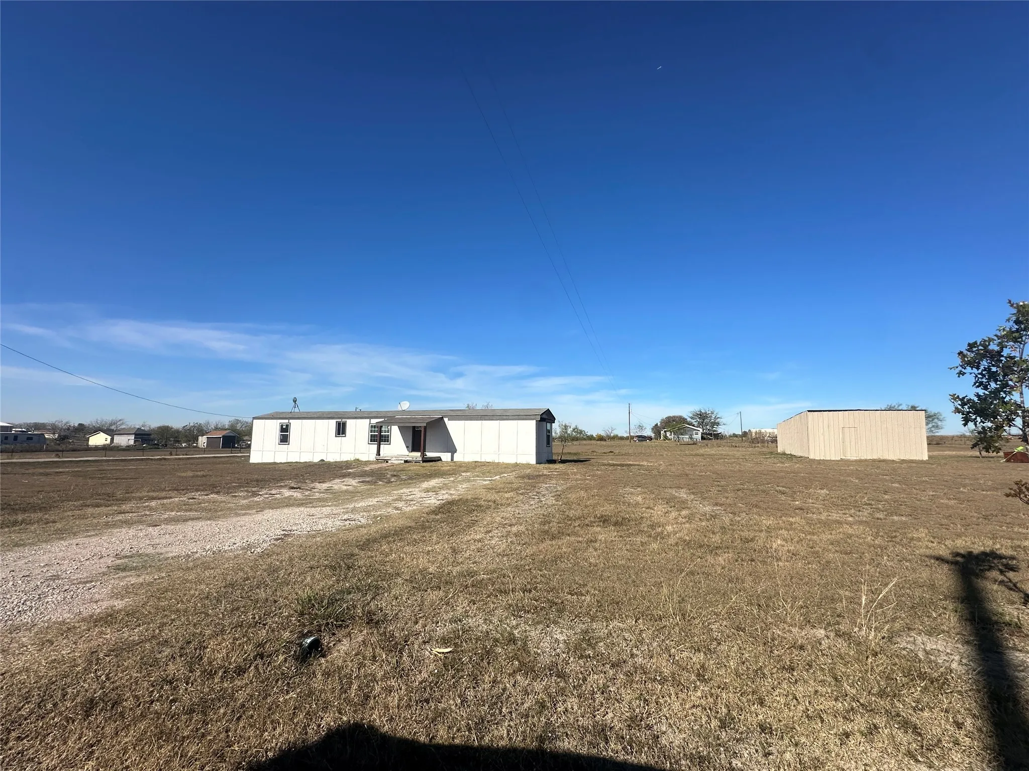 Mobile Home For Sale in Ellis County , 211 Alton Lane, Ennis, Texas 75119, 3 Bedroom, 2 Bathroom, Garage spaces, 1,064 Sqft, built in 1984, mls#21376197, Real Estate Agent in Ennis, Homes For Sale in Ellis county, Homes For Sale in Ennis, Realtor in Ennis Texas, Real Estate Brokerage Independent Realty Texas, Luminita Cordes Realtor
