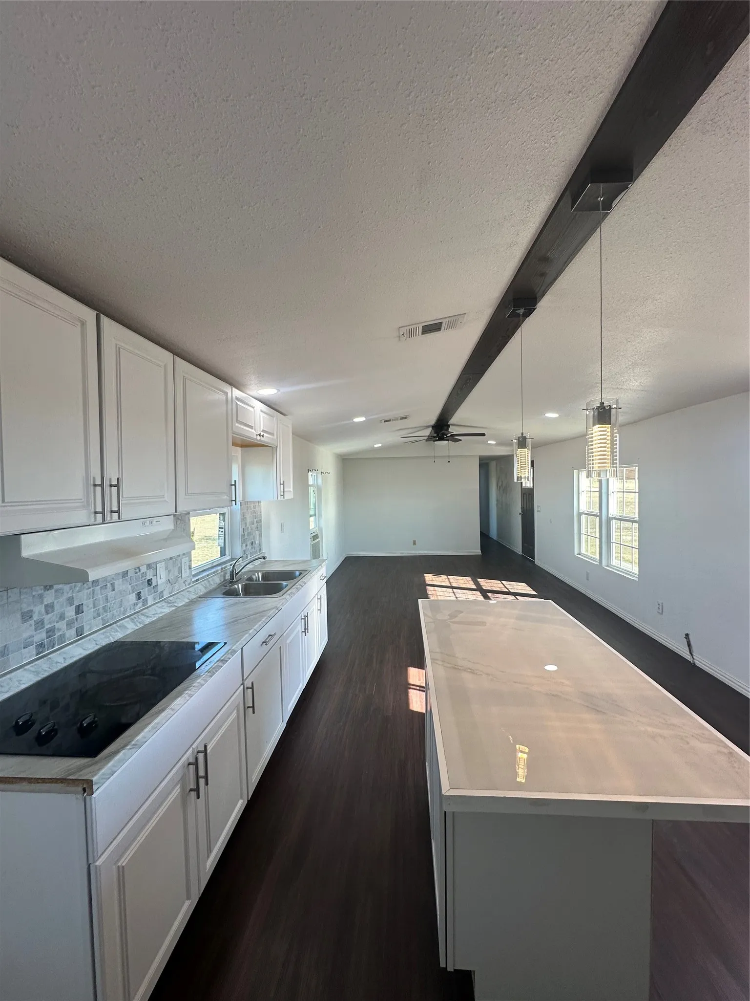 Mobile Home For Sale in Ellis County , 211 Alton Lane, Ennis, Texas 75119, 3 Bedroom, 2 Bathroom, Garage spaces, 1,064 Sqft, built in 1984, mls#21376197, Real Estate Agent in Ennis, Homes For Sale in Ellis county, Homes For Sale in Ennis, Realtor in Ennis Texas, Real Estate Brokerage Independent Realty Texas, Luminita Cordes Realtor