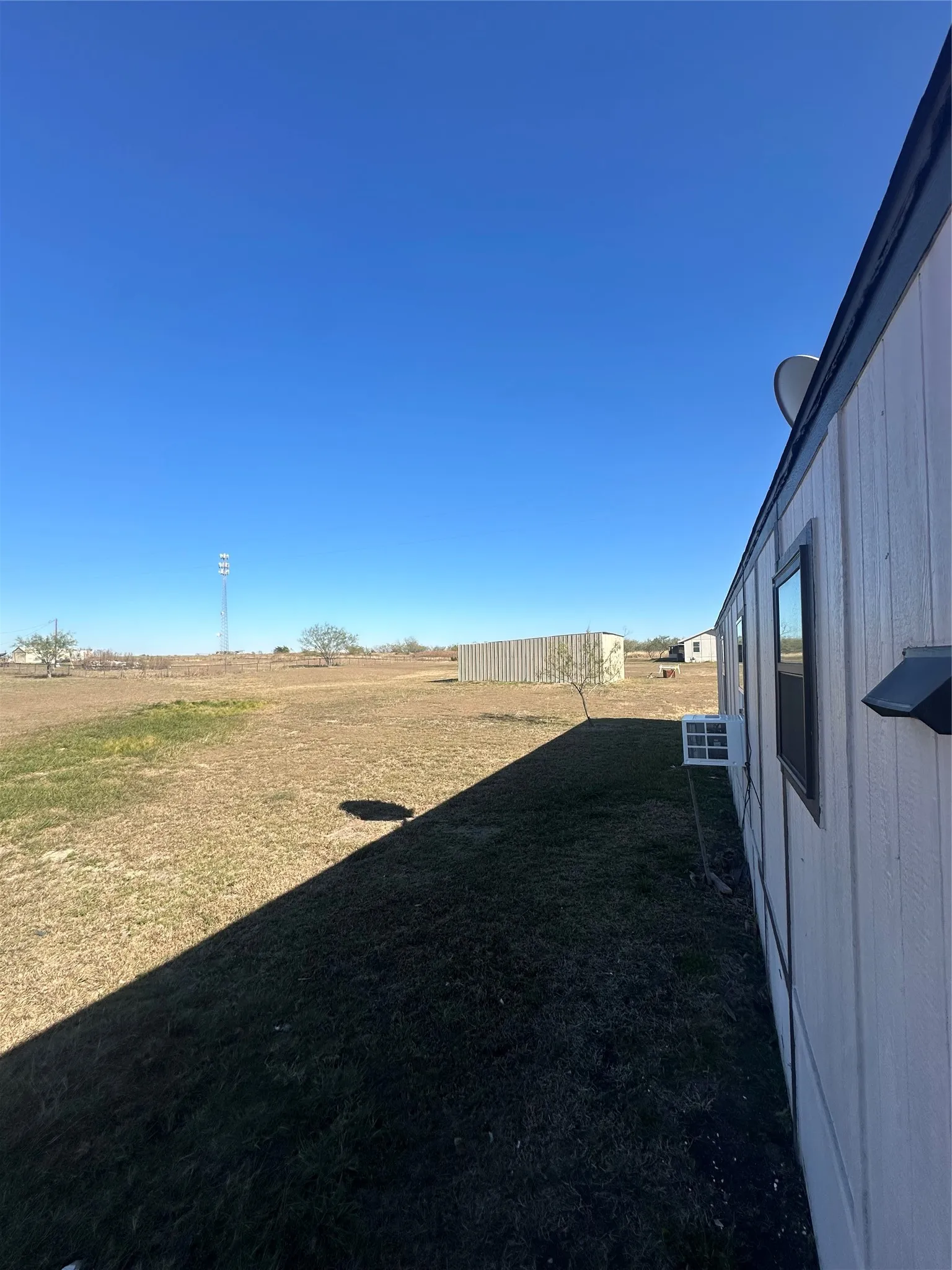 Mobile Home For Sale in Ellis County , 211 Alton Lane, Ennis, Texas 75119, 3 Bedroom, 2 Bathroom, Garage spaces, 1,064 Sqft, built in 1984, mls#21376197, Real Estate Agent in Ennis, Homes For Sale in Ellis county, Homes For Sale in Ennis, Realtor in Ennis Texas, Real Estate Brokerage Independent Realty Texas, Luminita Cordes Realtor