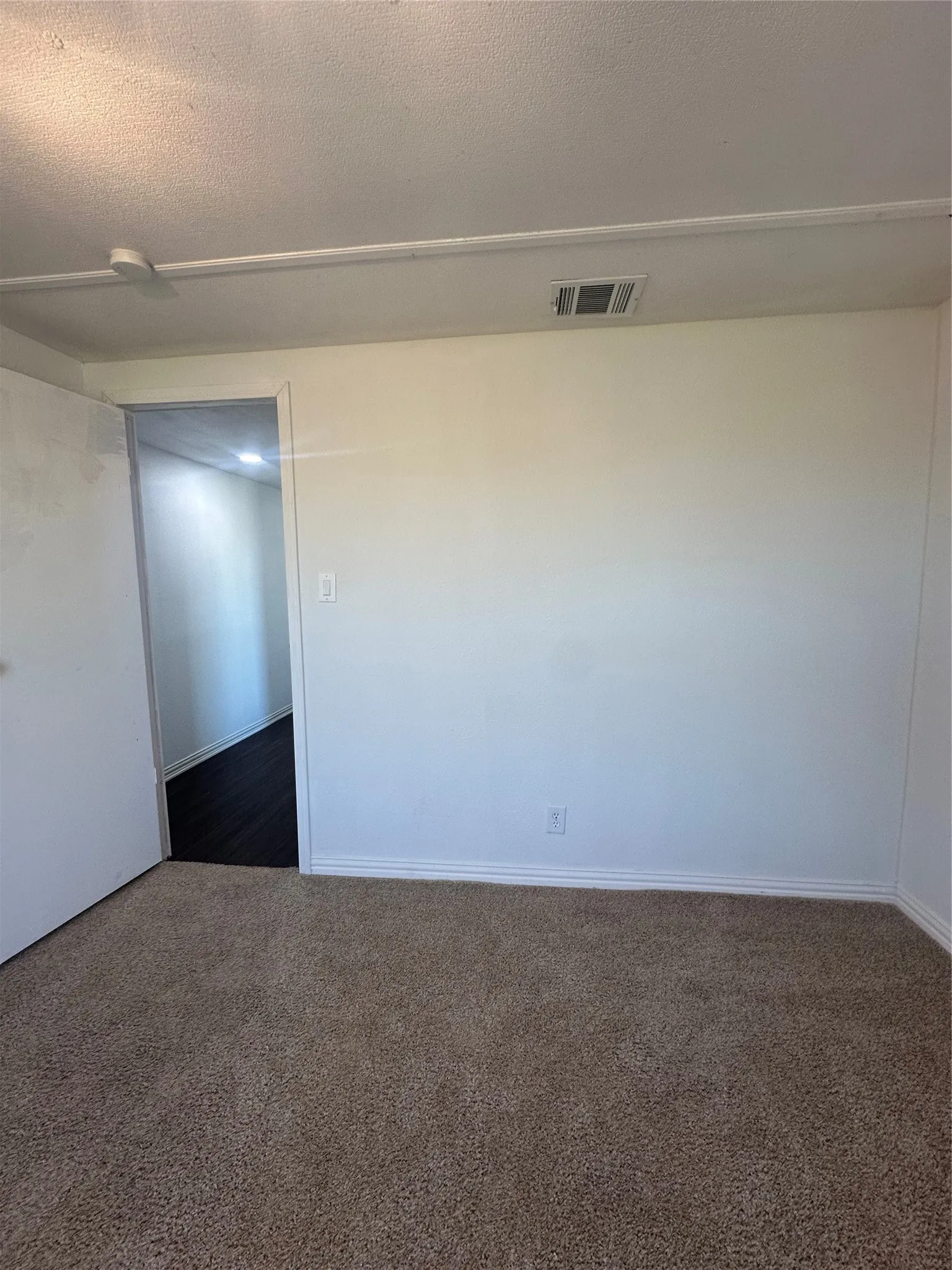 Mobile Home For Sale in Ellis County , 211 Alton Lane, Ennis, Texas 75119, 3 Bedroom, 2 Bathroom, Garage spaces, 1,064 Sqft, built in 1984, mls#21376197, Real Estate Agent in Ennis, Homes For Sale in Ellis county, Homes For Sale in Ennis, Realtor in Ennis Texas, Real Estate Brokerage Independent Realty Texas, Luminita Cordes Realtor