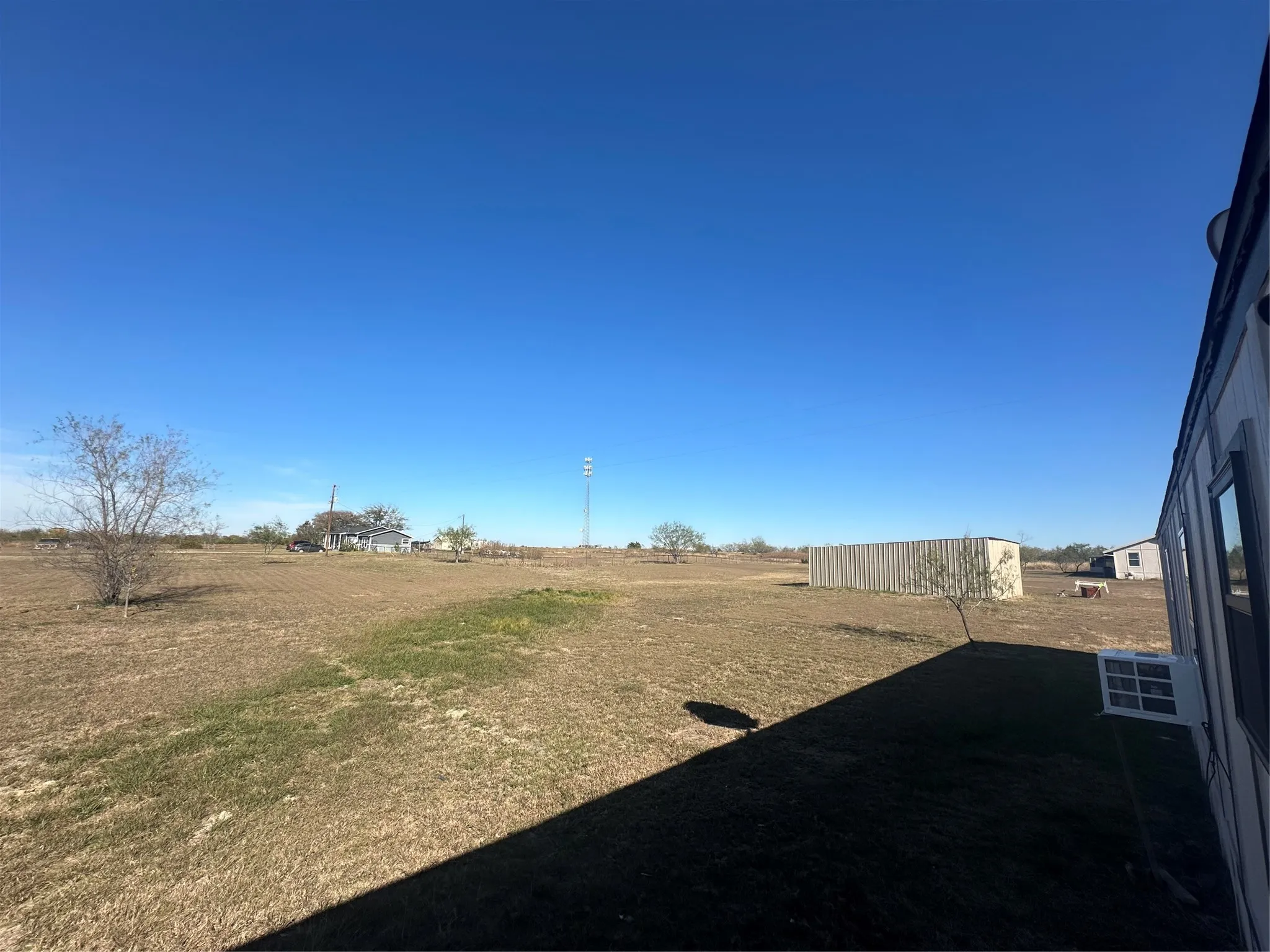 Mobile Home For Sale in Ellis County , 211 Alton Lane, Ennis, Texas 75119, 3 Bedroom, 2 Bathroom, Garage spaces, 1,064 Sqft, built in 1984, mls#21376197, Real Estate Agent in Ennis, Homes For Sale in Ellis county, Homes For Sale in Ennis, Realtor in Ennis Texas, Real Estate Brokerage Independent Realty Texas, Luminita Cordes Realtor