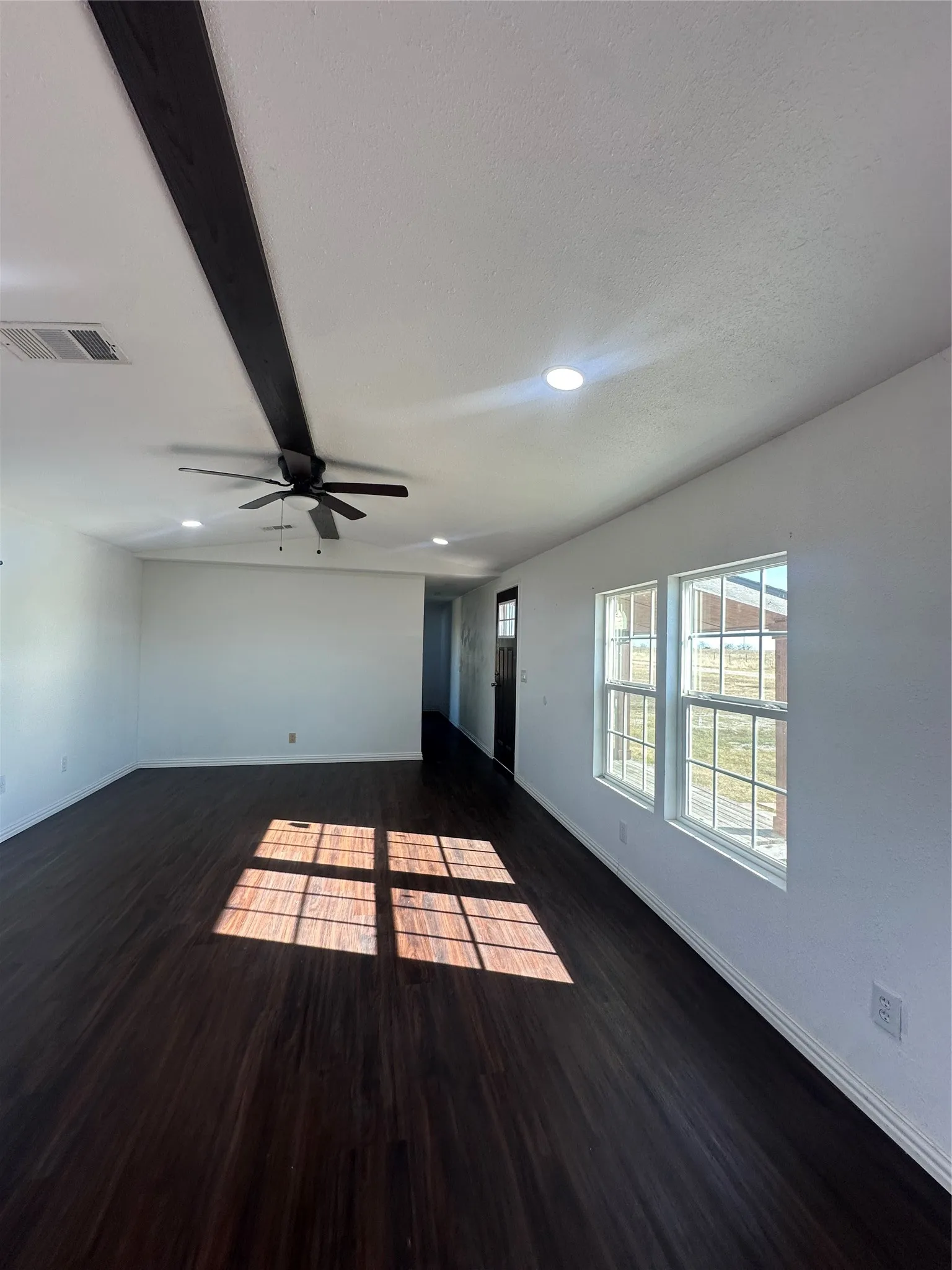 Mobile Home For Sale in Ellis County , 211 Alton Lane, Ennis, Texas 75119, 3 Bedroom, 2 Bathroom, Garage spaces, 1,064 Sqft, built in 1984, mls#21376197, Real Estate Agent in Ennis, Homes For Sale in Ellis county, Homes For Sale in Ennis, Realtor in Ennis Texas, Real Estate Brokerage Independent Realty Texas, Luminita Cordes Realtor