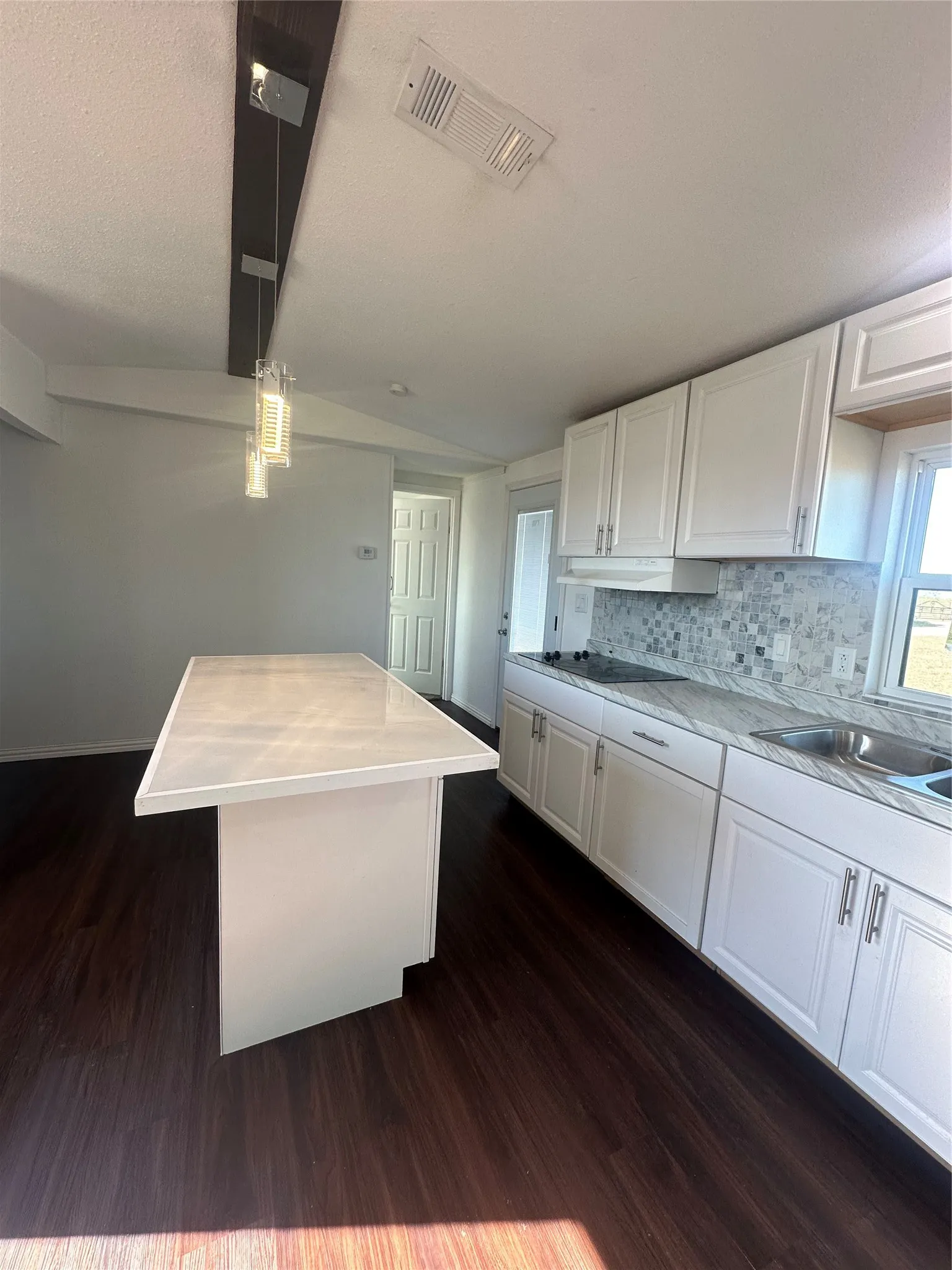 Mobile Home For Sale in Ellis County , 211 Alton Lane, Ennis, Texas 75119, 3 Bedroom, 2 Bathroom, Garage spaces, 1,064 Sqft, built in 1984, mls#21376197, Real Estate Agent in Ennis, Homes For Sale in Ellis county, Homes For Sale in Ennis, Realtor in Ennis Texas, Real Estate Brokerage Independent Realty Texas, Luminita Cordes Realtor