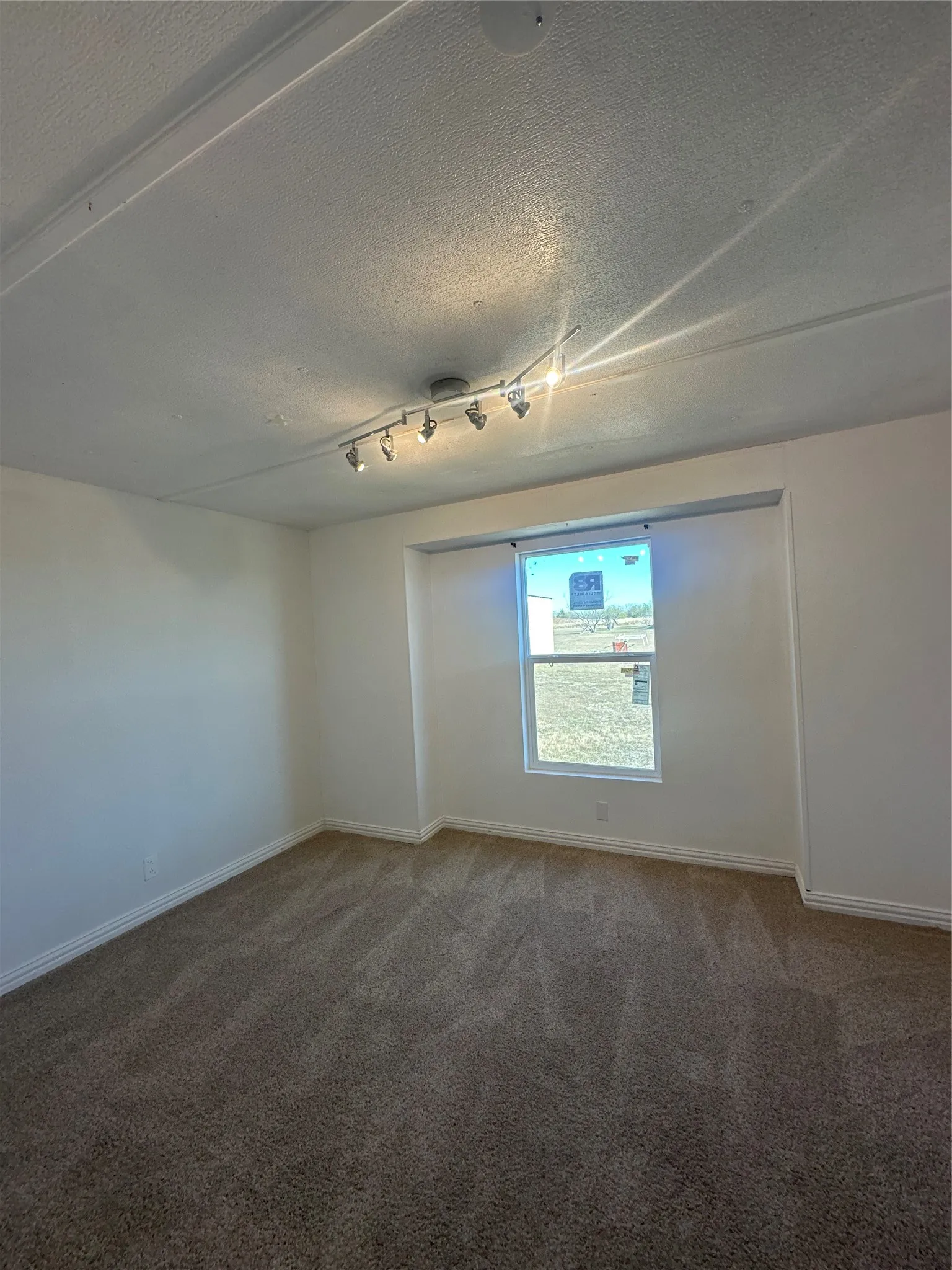 Mobile Home For Sale in Ellis County , 211 Alton Lane, Ennis, Texas 75119, 3 Bedroom, 2 Bathroom, Garage spaces, 1,064 Sqft, built in 1984, mls#21376197, Real Estate Agent in Ennis, Homes For Sale in Ellis county, Homes For Sale in Ennis, Realtor in Ennis Texas, Real Estate Brokerage Independent Realty Texas, Luminita Cordes Realtor
