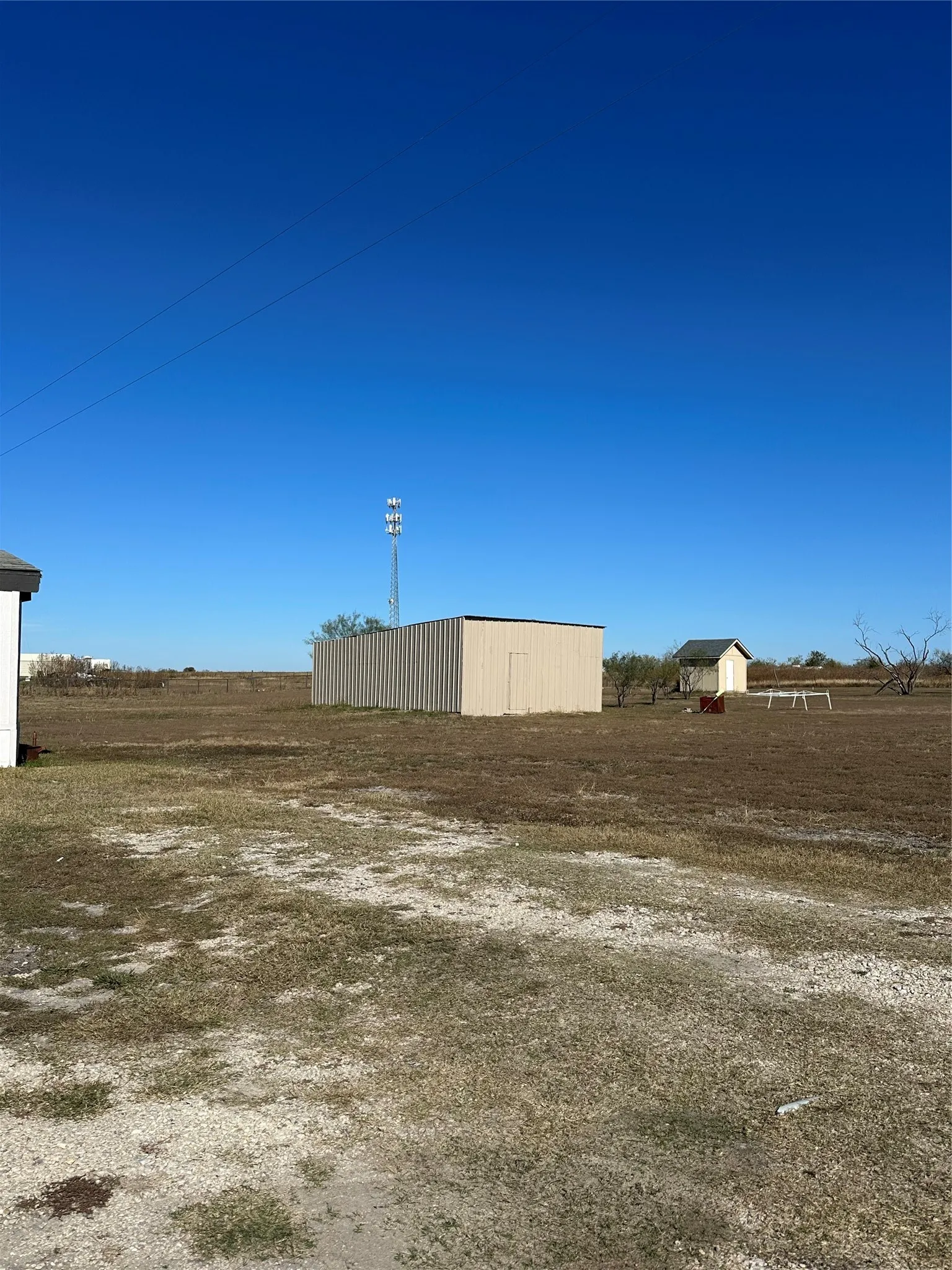 Mobile Home For Sale in Ellis County , 211 Alton Lane, Ennis, Texas 75119, 3 Bedroom, 2 Bathroom, Garage spaces, 1,064 Sqft, built in 1984, mls#21376197, Real Estate Agent in Ennis, Homes For Sale in Ellis county, Homes For Sale in Ennis, Realtor in Ennis Texas, Real Estate Brokerage Independent Realty Texas, Luminita Cordes Realtor