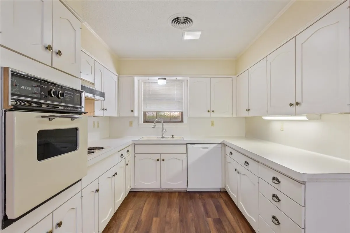 Single Family Residence For Sale in Mc Lennan County , 4801 Lake Englewood Drive, Waco, Texas 76710, 4 Bedroom, 2 Bathroom, 2 Garage spaces, 2,168 Sqft, built in 1969, mls#21375975, Real Estate Agent in Waco, Homes For Sale in Mc Lennan county, Homes For Sale in Waco, Realtor in Waco Texas, Real Estate Brokerage Independent Realty Texas, Luminita Cordes Realtor