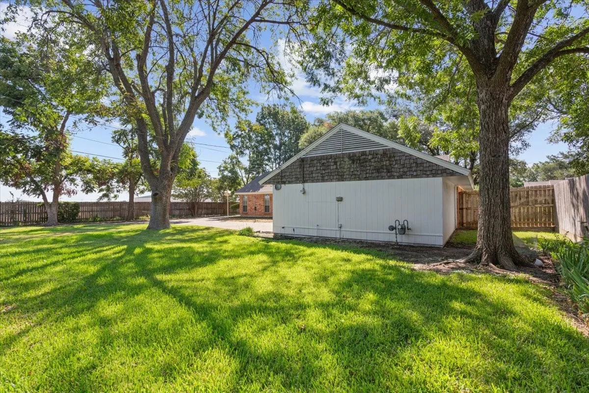 Single Family Residence For Sale in Mc Lennan County , 4801 Lake Englewood Drive, Waco, Texas 76710, 4 Bedroom, 2 Bathroom, 2 Garage spaces, 2,168 Sqft, built in 1969, mls#21375975, Real Estate Agent in Waco, Homes For Sale in Mc Lennan county, Homes For Sale in Waco, Realtor in Waco Texas, Real Estate Brokerage Independent Realty Texas, Luminita Cordes Realtor