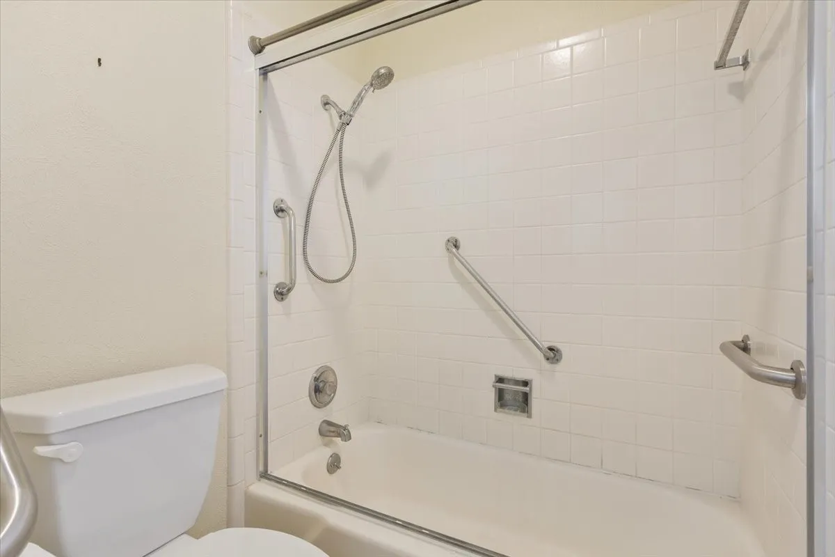 Single Family Residence For Sale in Mc Lennan County , 4801 Lake Englewood Drive, Waco, Texas 76710, 4 Bedroom, 2 Bathroom, 2 Garage spaces, 2,168 Sqft, built in 1969, mls#21375975, Real Estate Agent in Waco, Homes For Sale in Mc Lennan county, Homes For Sale in Waco, Realtor in Waco Texas, Real Estate Brokerage Independent Realty Texas, Luminita Cordes Realtor