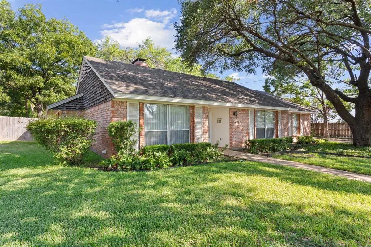 Single Family Residence For Sale in Mc Lennan County , 4801 Lake Englewood Drive, Waco, Texas 76710, 4 Bedroom, 2 Bathroom, 2 Garage spaces, 2,168 Sqft, built in 1969, mls#21375975, Real Estate Agent in Waco, Homes For Sale in Mc Lennan county, Homes For Sale in Waco, Realtor in Waco Texas, Real Estate Brokerage Independent Realty Texas, Luminita Cordes Realtor