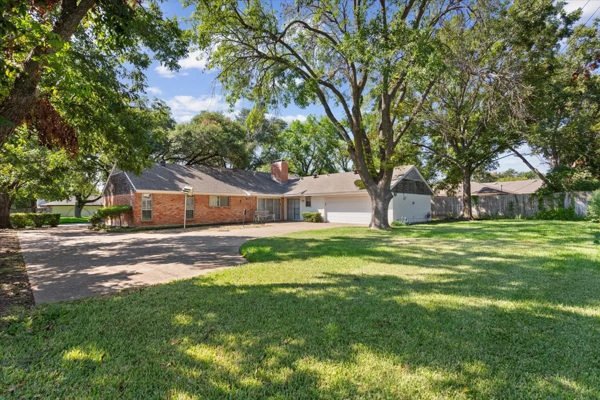 Single Family Residence For Sale in Mc Lennan County , 4801 Lake Englewood Drive, Waco, Texas 76710, 4 Bedroom, 2 Bathroom, 2 Garage spaces, 2,168 Sqft, built in 1969, mls#21375975, Real Estate Agent in Waco, Homes For Sale in Mc Lennan county, Homes For Sale in Waco, Realtor in Waco Texas, Real Estate Brokerage Independent Realty Texas, Luminita Cordes Realtor