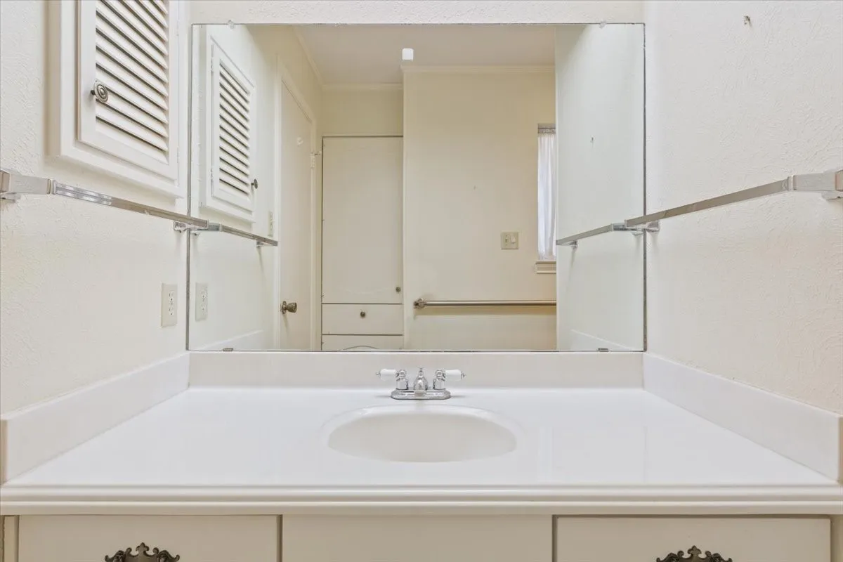 Single Family Residence For Sale in Mc Lennan County , 4801 Lake Englewood Drive, Waco, Texas 76710, 4 Bedroom, 2 Bathroom, 2 Garage spaces, 2,168 Sqft, built in 1969, mls#21375975, Real Estate Agent in Waco, Homes For Sale in Mc Lennan county, Homes For Sale in Waco, Realtor in Waco Texas, Real Estate Brokerage Independent Realty Texas, Luminita Cordes Realtor