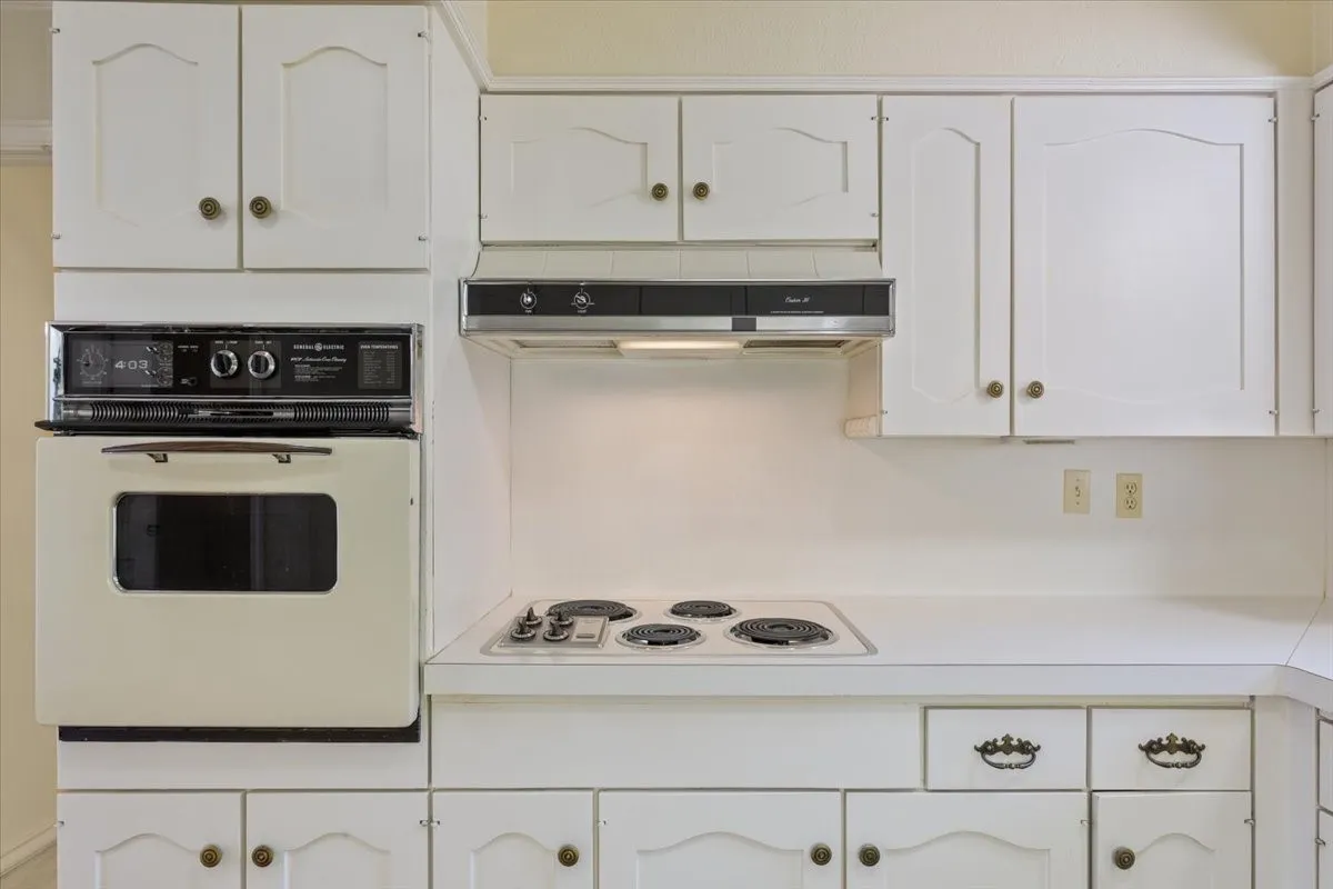 Single Family Residence For Sale in Mc Lennan County , 4801 Lake Englewood Drive, Waco, Texas 76710, 4 Bedroom, 2 Bathroom, 2 Garage spaces, 2,168 Sqft, built in 1969, mls#21375975, Real Estate Agent in Waco, Homes For Sale in Mc Lennan county, Homes For Sale in Waco, Realtor in Waco Texas, Real Estate Brokerage Independent Realty Texas, Luminita Cordes Realtor