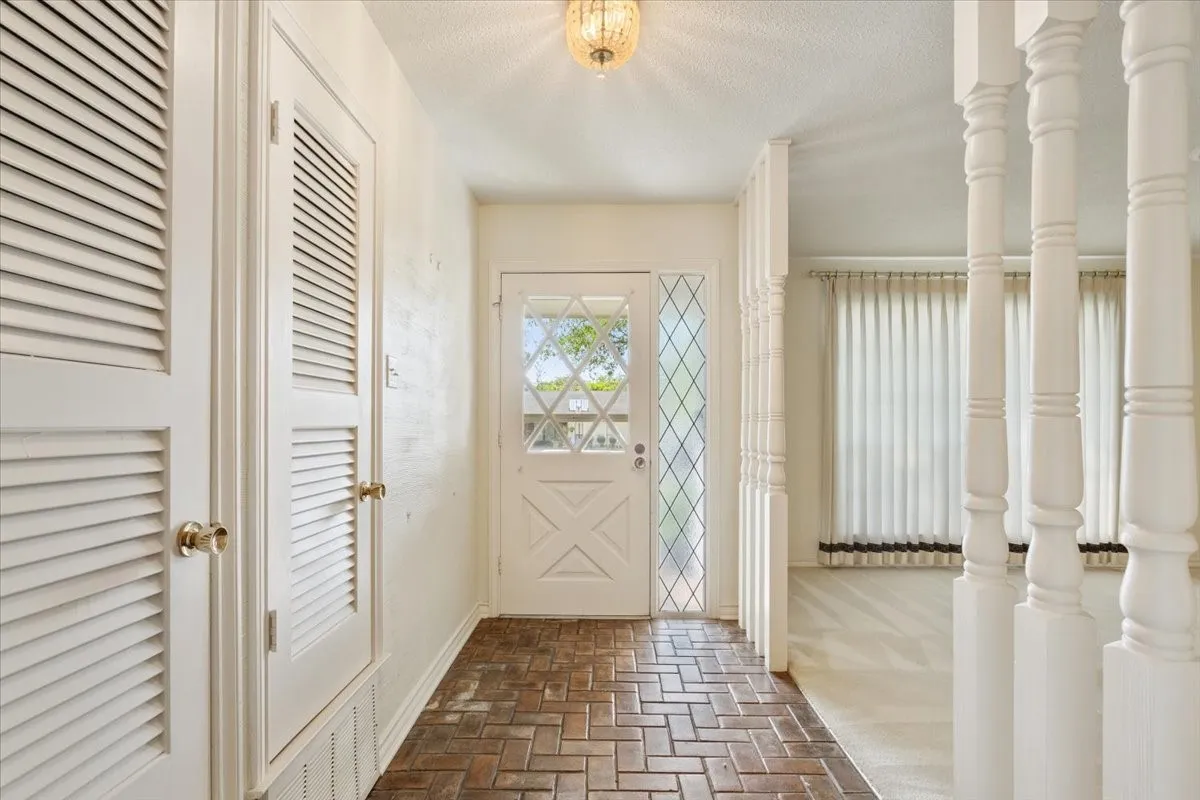 Single Family Residence For Sale in Mc Lennan County , 4801 Lake Englewood Drive, Waco, Texas 76710, 4 Bedroom, 2 Bathroom, 2 Garage spaces, 2,168 Sqft, built in 1969, mls#21375975, Real Estate Agent in Waco, Homes For Sale in Mc Lennan county, Homes For Sale in Waco, Realtor in Waco Texas, Real Estate Brokerage Independent Realty Texas, Luminita Cordes Realtor