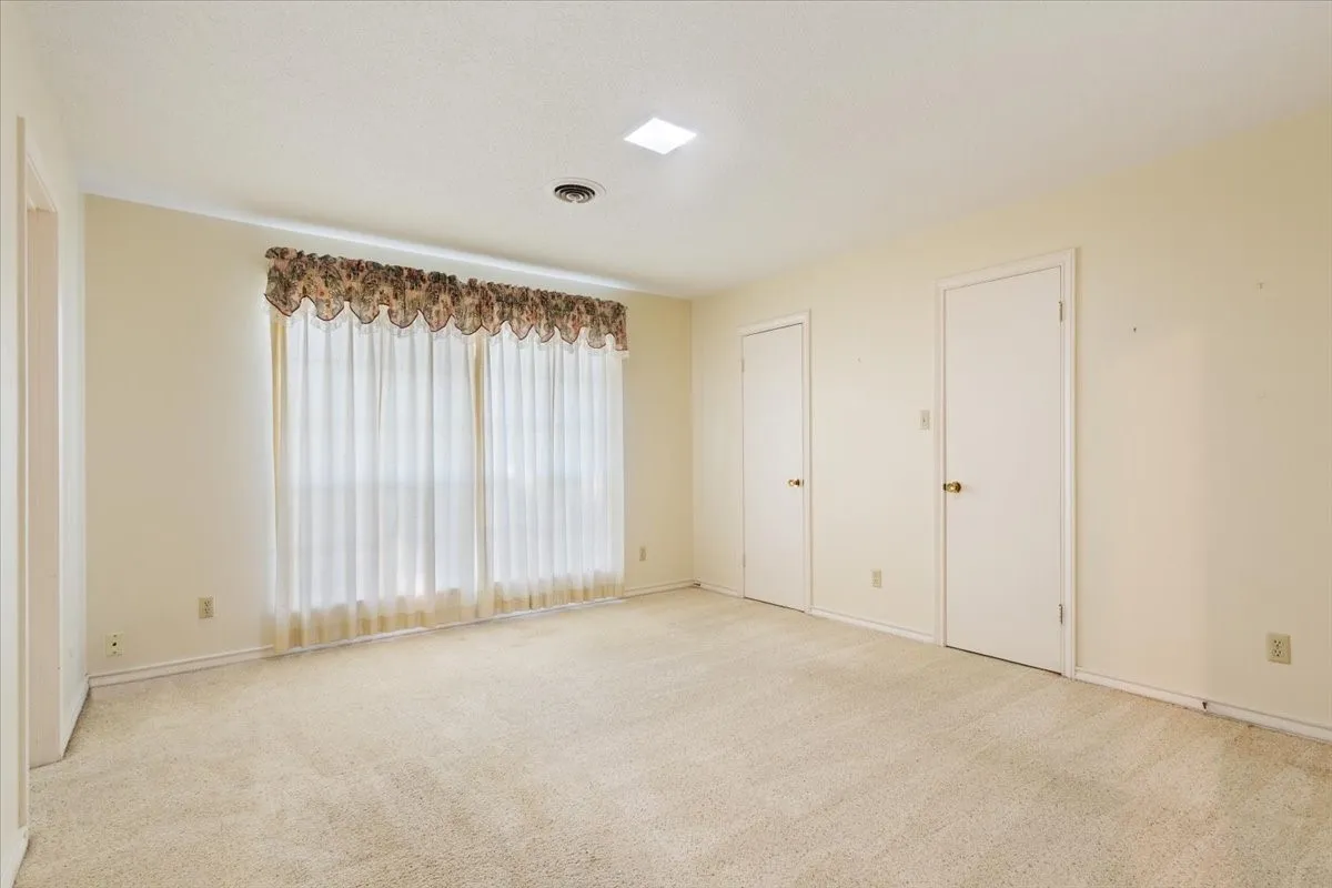 Single Family Residence For Sale in Mc Lennan County , 4801 Lake Englewood Drive, Waco, Texas 76710, 4 Bedroom, 2 Bathroom, 2 Garage spaces, 2,168 Sqft, built in 1969, mls#21375975, Real Estate Agent in Waco, Homes For Sale in Mc Lennan county, Homes For Sale in Waco, Realtor in Waco Texas, Real Estate Brokerage Independent Realty Texas, Luminita Cordes Realtor