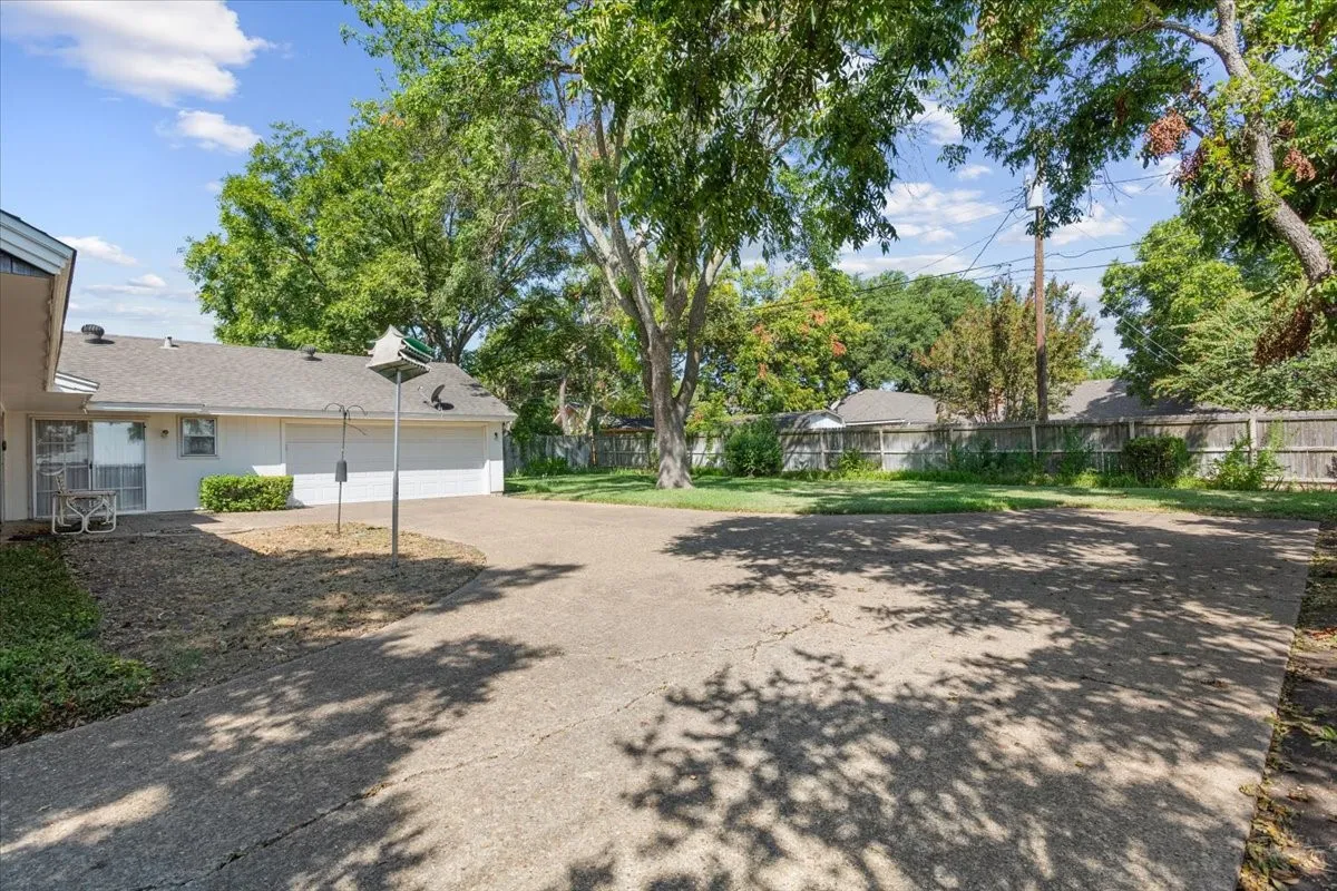 Single Family Residence For Sale in Mc Lennan County , 4801 Lake Englewood Drive, Waco, Texas 76710, 4 Bedroom, 2 Bathroom, 2 Garage spaces, 2,168 Sqft, built in 1969, mls#21375975, Real Estate Agent in Waco, Homes For Sale in Mc Lennan county, Homes For Sale in Waco, Realtor in Waco Texas, Real Estate Brokerage Independent Realty Texas, Luminita Cordes Realtor