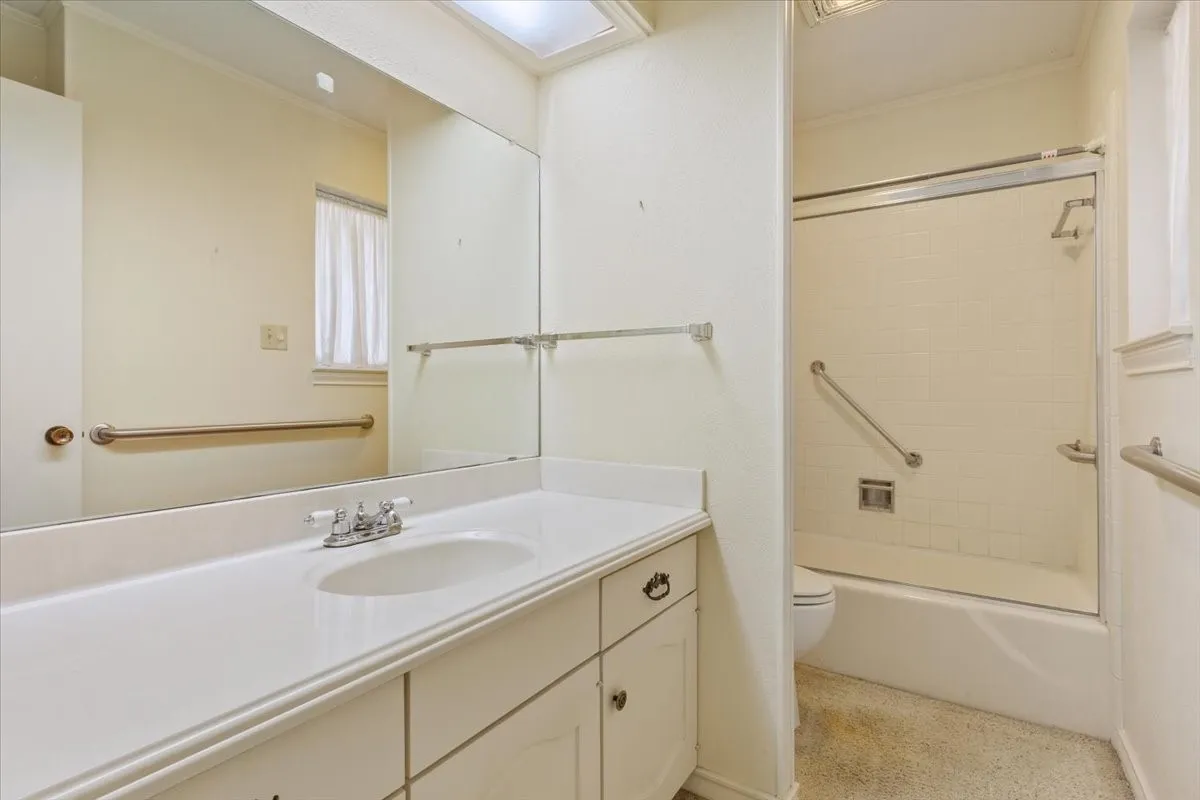 Single Family Residence For Sale in Mc Lennan County , 4801 Lake Englewood Drive, Waco, Texas 76710, 4 Bedroom, 2 Bathroom, 2 Garage spaces, 2,168 Sqft, built in 1969, mls#21375975, Real Estate Agent in Waco, Homes For Sale in Mc Lennan county, Homes For Sale in Waco, Realtor in Waco Texas, Real Estate Brokerage Independent Realty Texas, Luminita Cordes Realtor