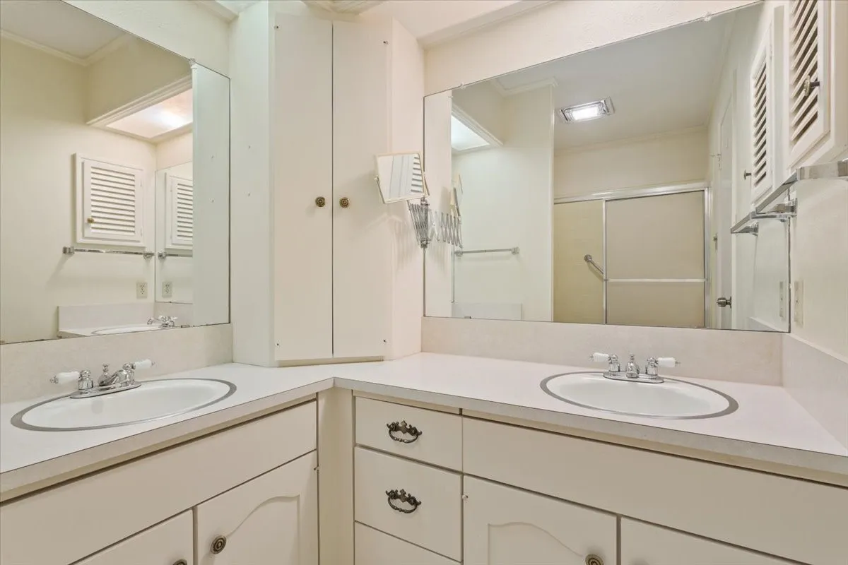 Single Family Residence For Sale in Mc Lennan County , 4801 Lake Englewood Drive, Waco, Texas 76710, 4 Bedroom, 2 Bathroom, 2 Garage spaces, 2,168 Sqft, built in 1969, mls#21375975, Real Estate Agent in Waco, Homes For Sale in Mc Lennan county, Homes For Sale in Waco, Realtor in Waco Texas, Real Estate Brokerage Independent Realty Texas, Luminita Cordes Realtor