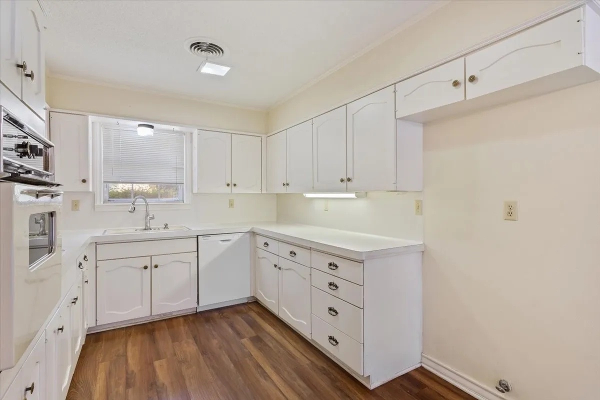 Single Family Residence For Sale in Mc Lennan County , 4801 Lake Englewood Drive, Waco, Texas 76710, 4 Bedroom, 2 Bathroom, 2 Garage spaces, 2,168 Sqft, built in 1969, mls#21375975, Real Estate Agent in Waco, Homes For Sale in Mc Lennan county, Homes For Sale in Waco, Realtor in Waco Texas, Real Estate Brokerage Independent Realty Texas, Luminita Cordes Realtor