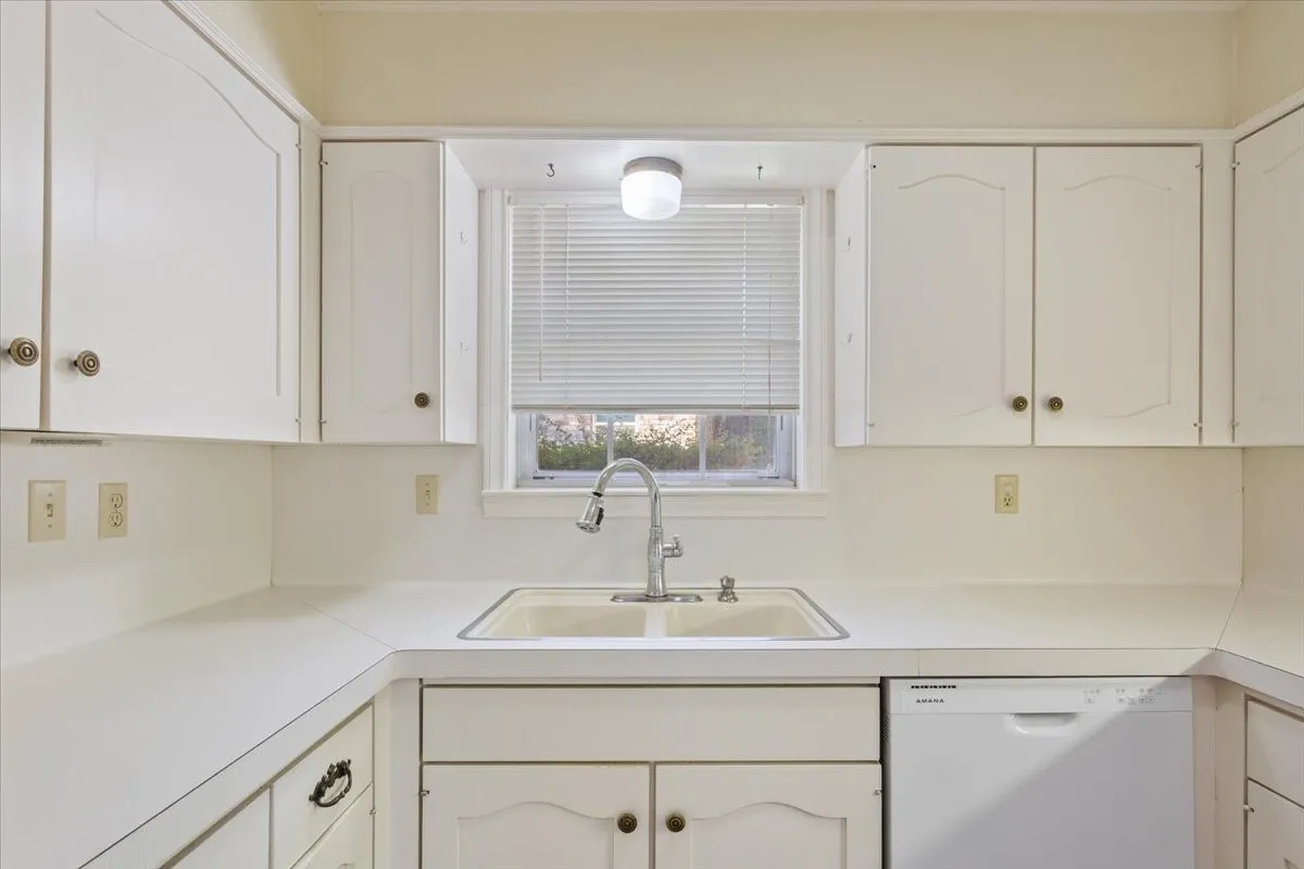 Single Family Residence For Sale in Mc Lennan County , 4801 Lake Englewood Drive, Waco, Texas 76710, 4 Bedroom, 2 Bathroom, 2 Garage spaces, 2,168 Sqft, built in 1969, mls#21375975, Real Estate Agent in Waco, Homes For Sale in Mc Lennan county, Homes For Sale in Waco, Realtor in Waco Texas, Real Estate Brokerage Independent Realty Texas, Luminita Cordes Realtor