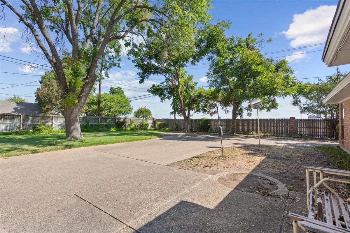 Single Family Residence For Sale in Mc Lennan County , 4801 Lake Englewood Drive, Waco, Texas 76710, 4 Bedroom, 2 Bathroom, 2 Garage spaces, 2,168 Sqft, built in 1969, mls#21375975, Real Estate Agent in Waco, Homes For Sale in Mc Lennan county, Homes For Sale in Waco, Realtor in Waco Texas, Real Estate Brokerage Independent Realty Texas, Luminita Cordes Realtor