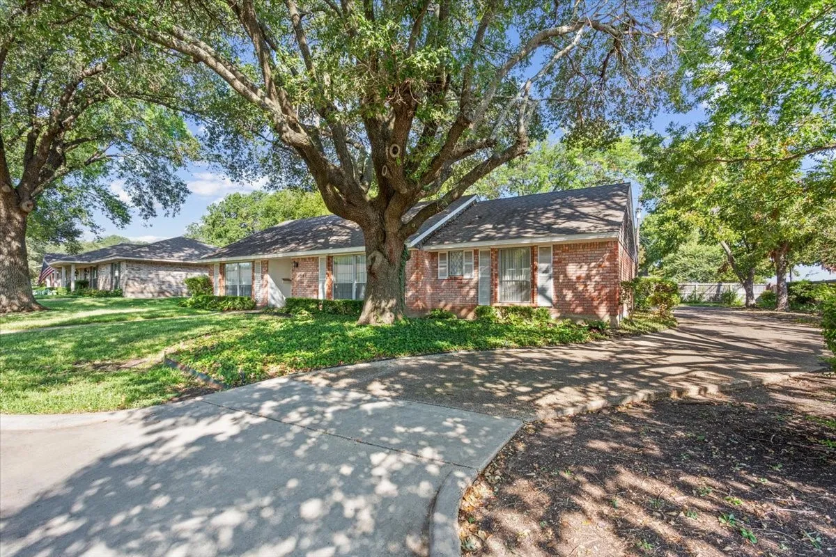 Single Family Residence For Sale in Mc Lennan County , 4801 Lake Englewood Drive, Waco, Texas 76710, 4 Bedroom, 2 Bathroom, 2 Garage spaces, 2,168 Sqft, built in 1969, mls#21375975, Real Estate Agent in Waco, Homes For Sale in Mc Lennan county, Homes For Sale in Waco, Realtor in Waco Texas, Real Estate Brokerage Independent Realty Texas, Luminita Cordes Realtor